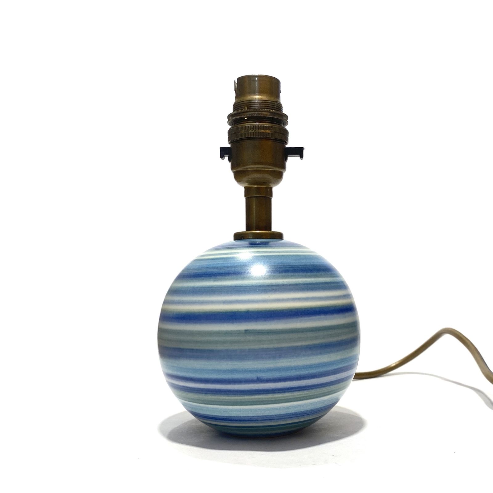 Jersey Pottery handgeschilderde tafellamp met blauwe glasvezellampenkap photo 89.99