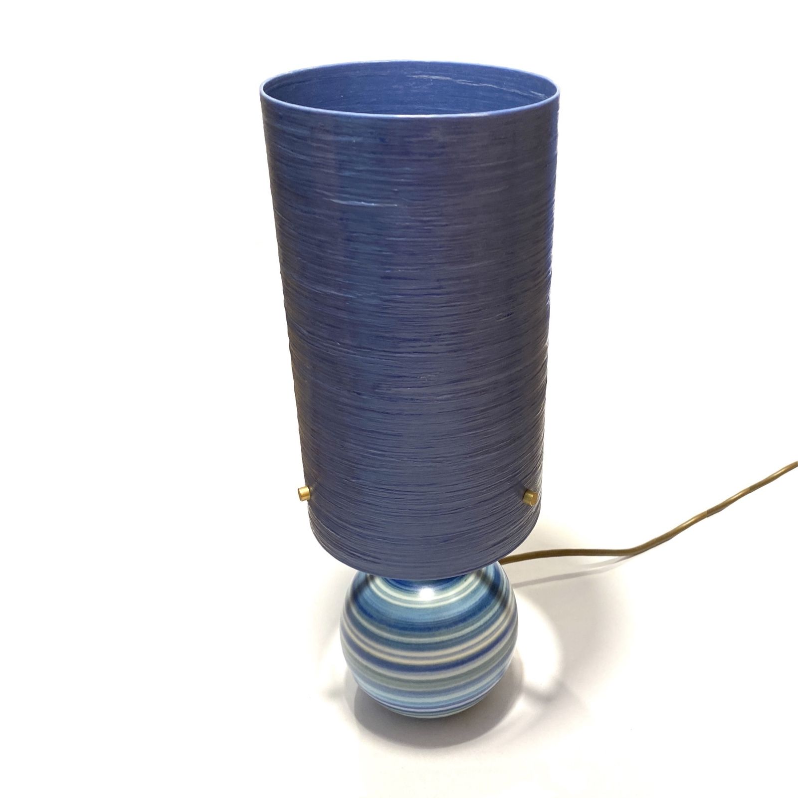 Jersey Pottery handgeschilderde tafellamp met blauwe glasvezellampenkap photo vinterior