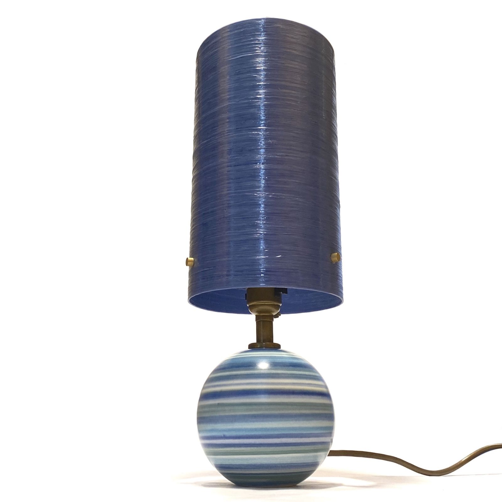Jersey Pottery handgeschilderde tafellamp met blauwe glasvezellampenkap photo furniture