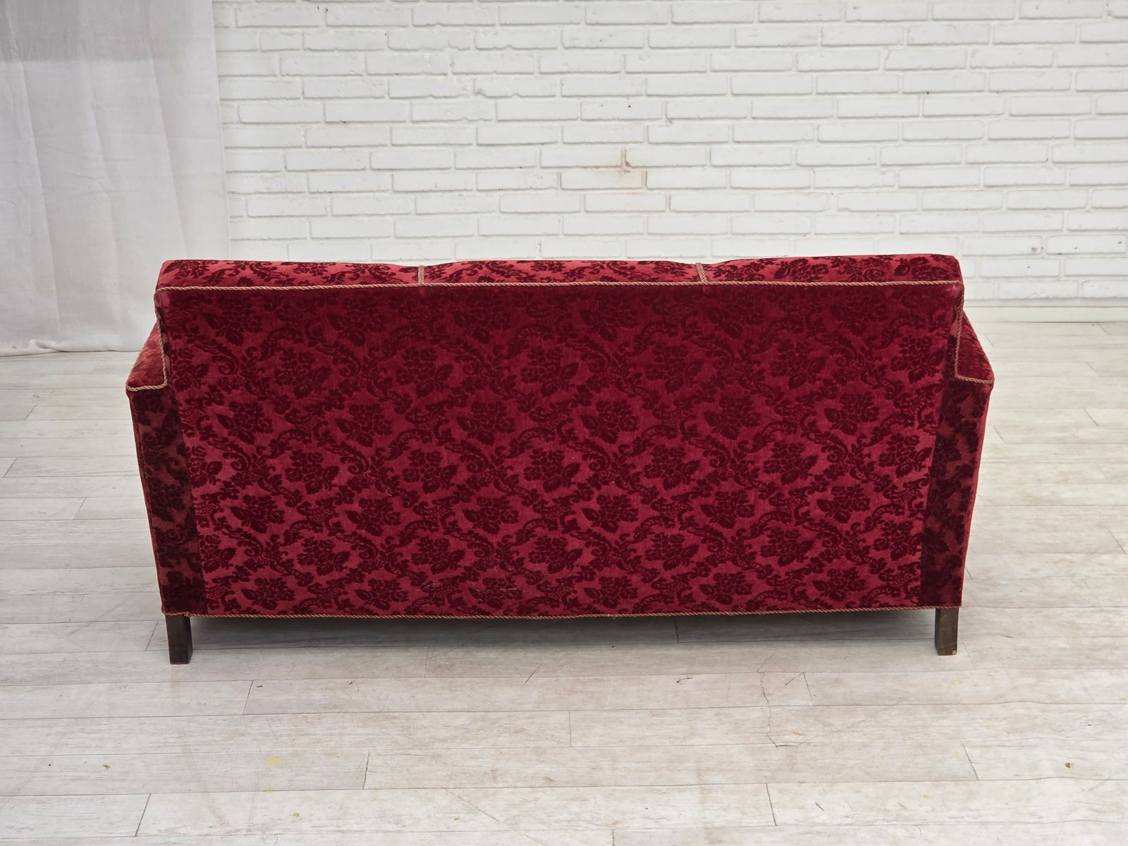photo vinterior 1950s, Danish 3 Seater Sofa, Furniture Velour, Oak Wood.