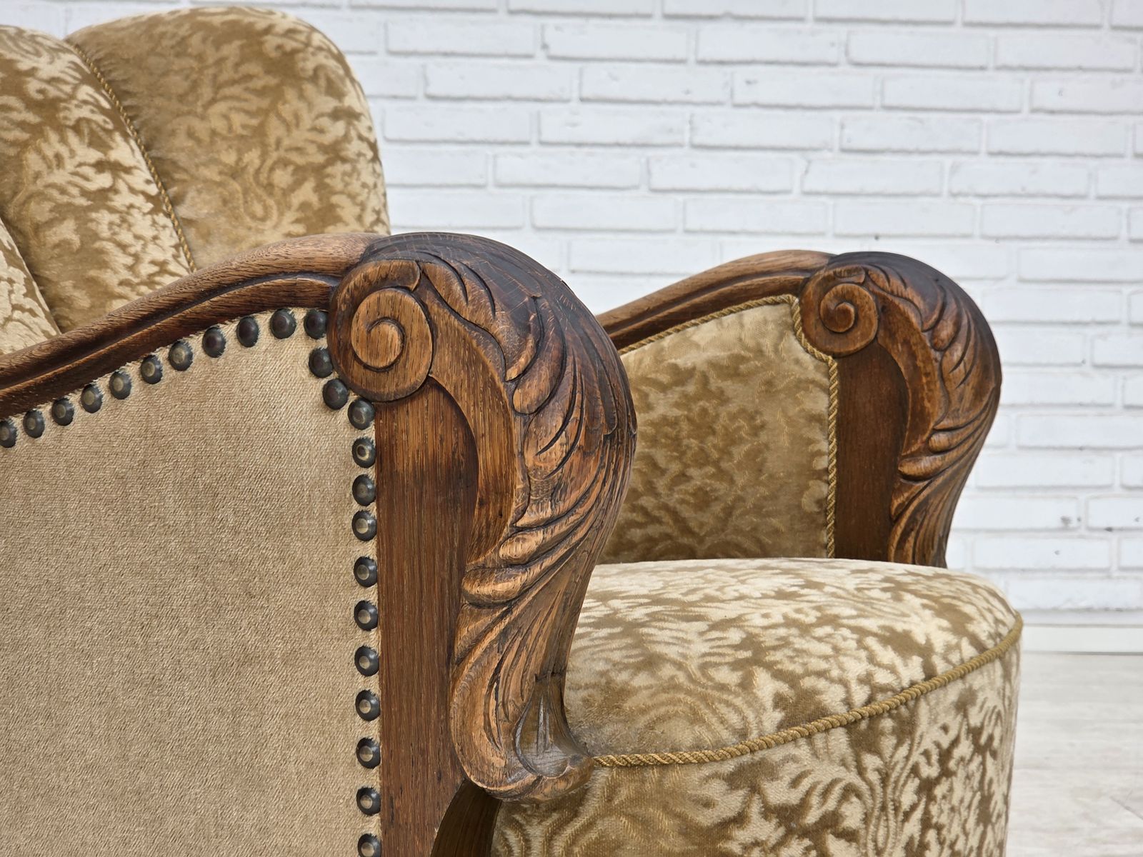 Ca. jaren 1950, Deense relax fauteuil, meubelvelours, gesneden eikenhout. photo 1190.0