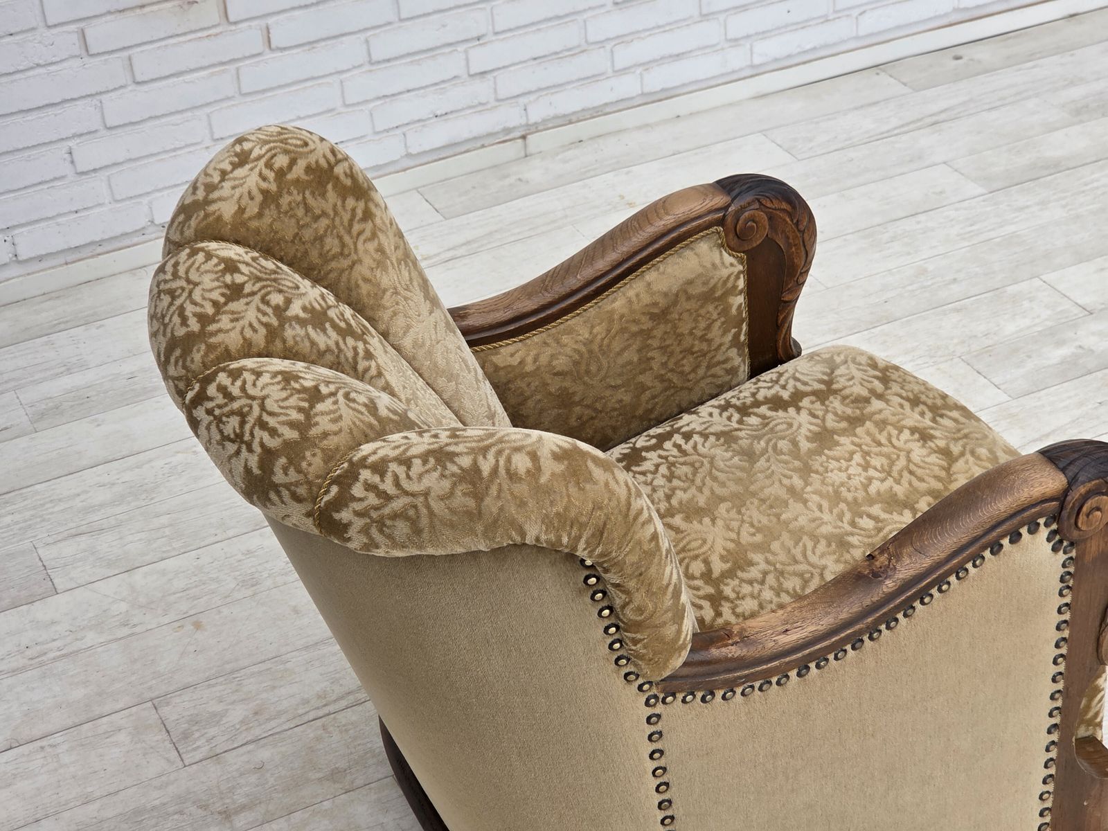 photo vinterior Ca. jaren 1950, Deense relax fauteuil, meubelvelours, gesneden eikenhout.
