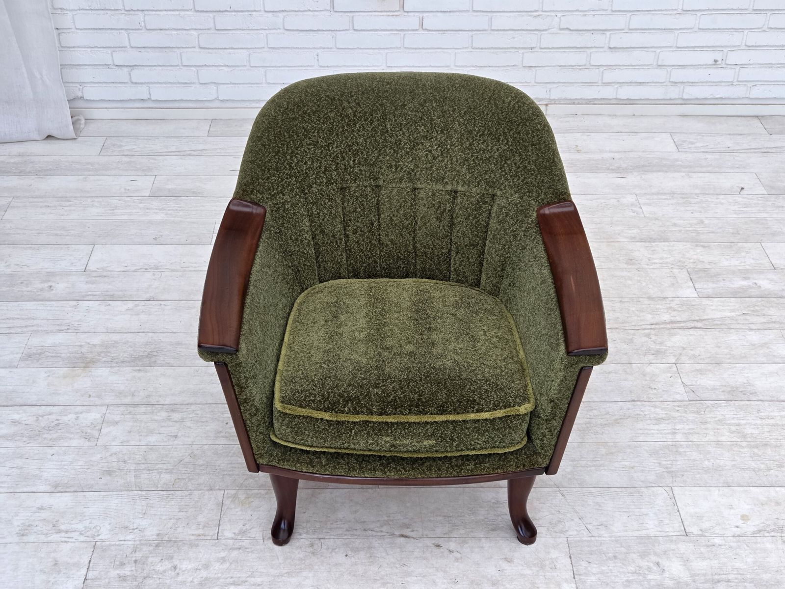 photo furniture Jaren 1970, Noorse fauteuil, groen meubelstof, teakhout