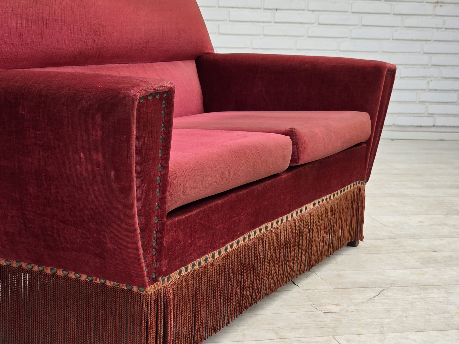 Deens 2-zitsbank, jaren 1970, rood meubelvelours. photo buy