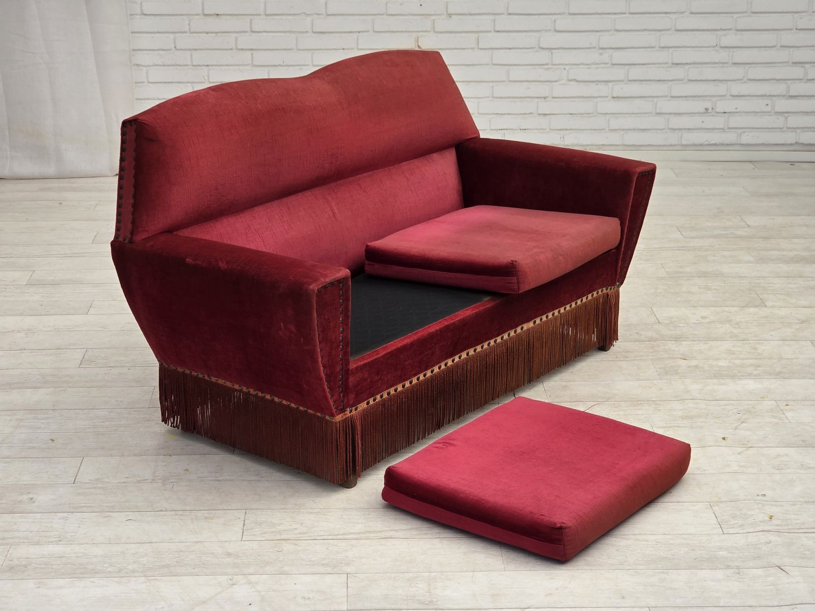 photo furniture Deens 2-zitsbank, jaren 1970, rood meubelvelours.