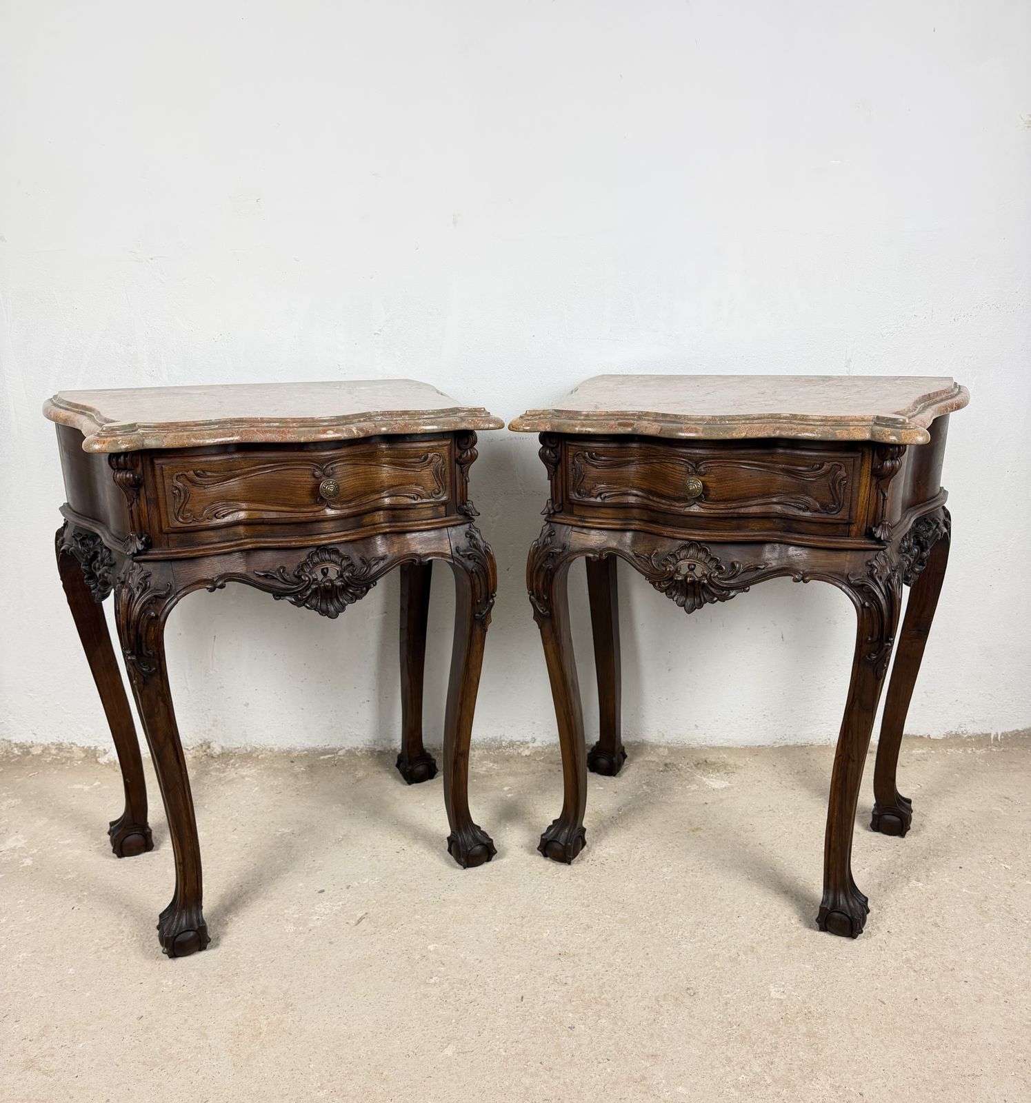Paar Franse Louis XV-stijl nachtkastjes met marmeren bladen photo 2750.0