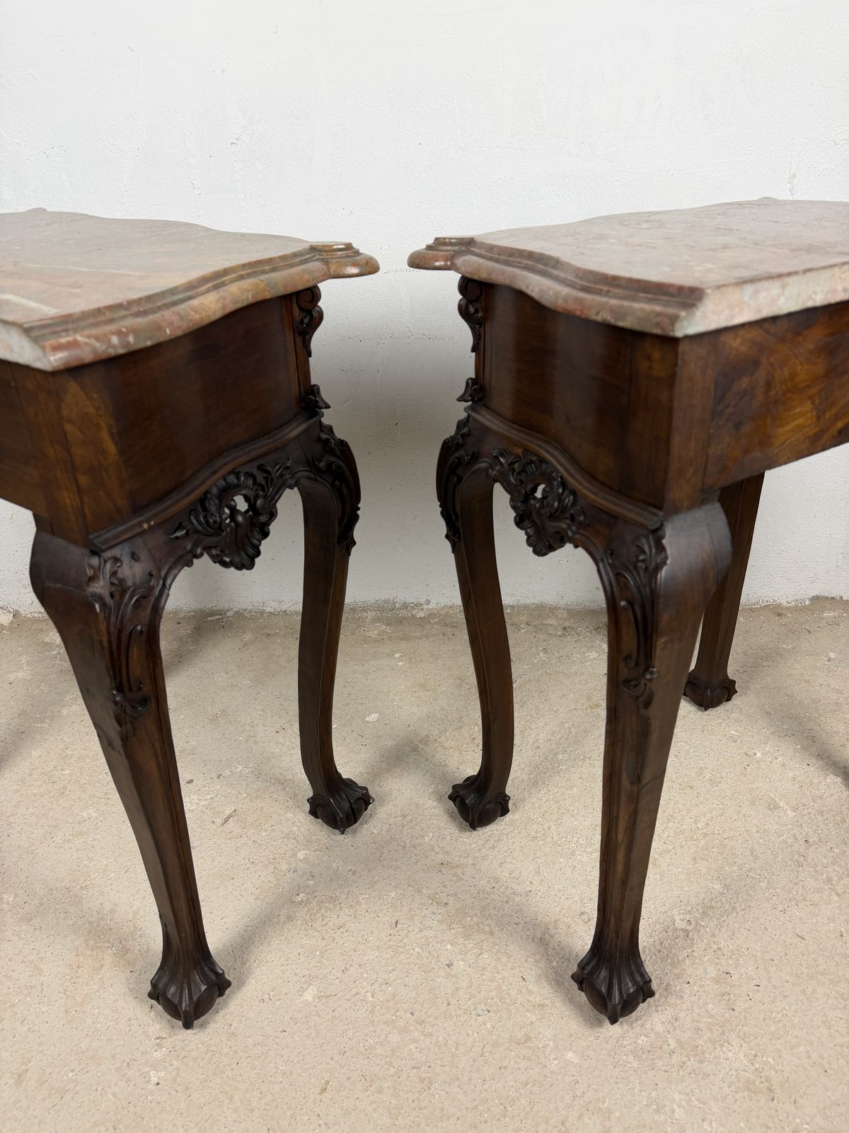 photo vintage Pair Of French Louis XV Style Nightstands With Marble Tops