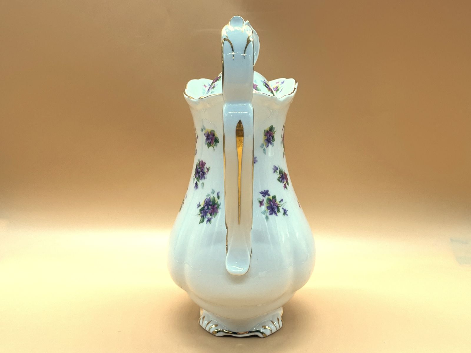 Vintage Royal Albert China Violetta theepot met een inhoud van 2 pint. photo Woonaccessoires