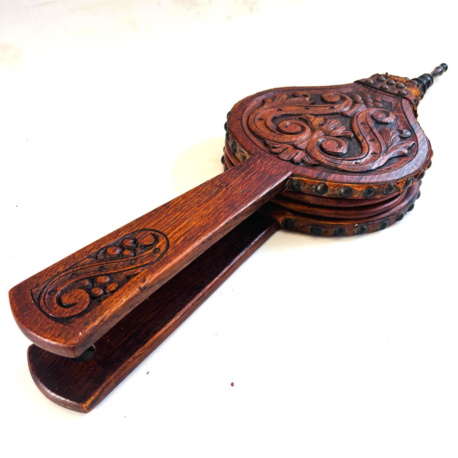 Soufflet de cheminée en chêne sculpté et cuir, Arts & Crafts, 1890, dans le style de Arthur Simpson Of Kendal