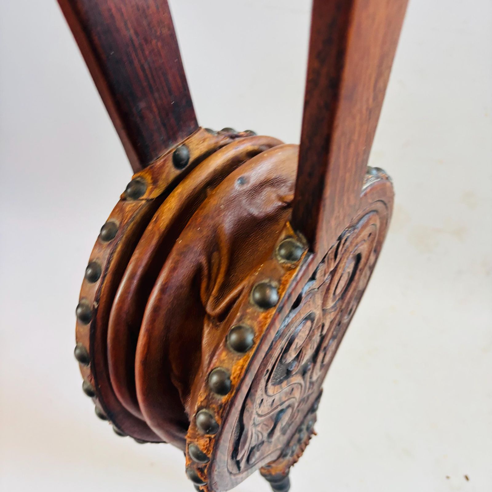 1890 Collectors Arts & Crafts Gesneden Eiken Leren Haardenblaasbalg in de Stijl van Arthur Simpson Of Kendal photo furniture