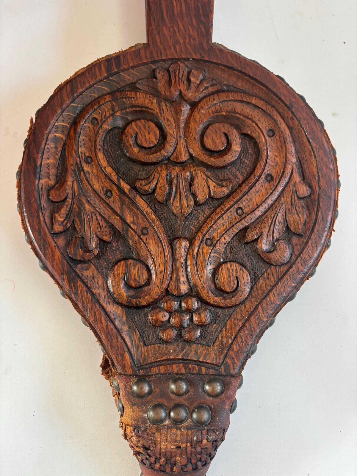 1890 Collectors Arts & Crafts Gesneden Eiken Leren Haardenblaasbalg in de Stijl van Arthur Simpson Of Kendal photo vintage