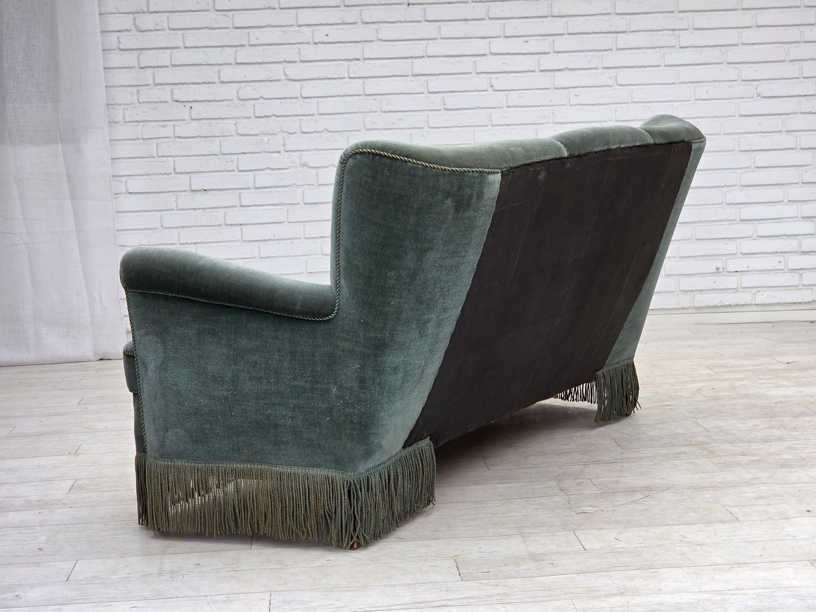 photo vinterior 1960s, 3 Seater Danish Sofa, Green Furniture Velour.