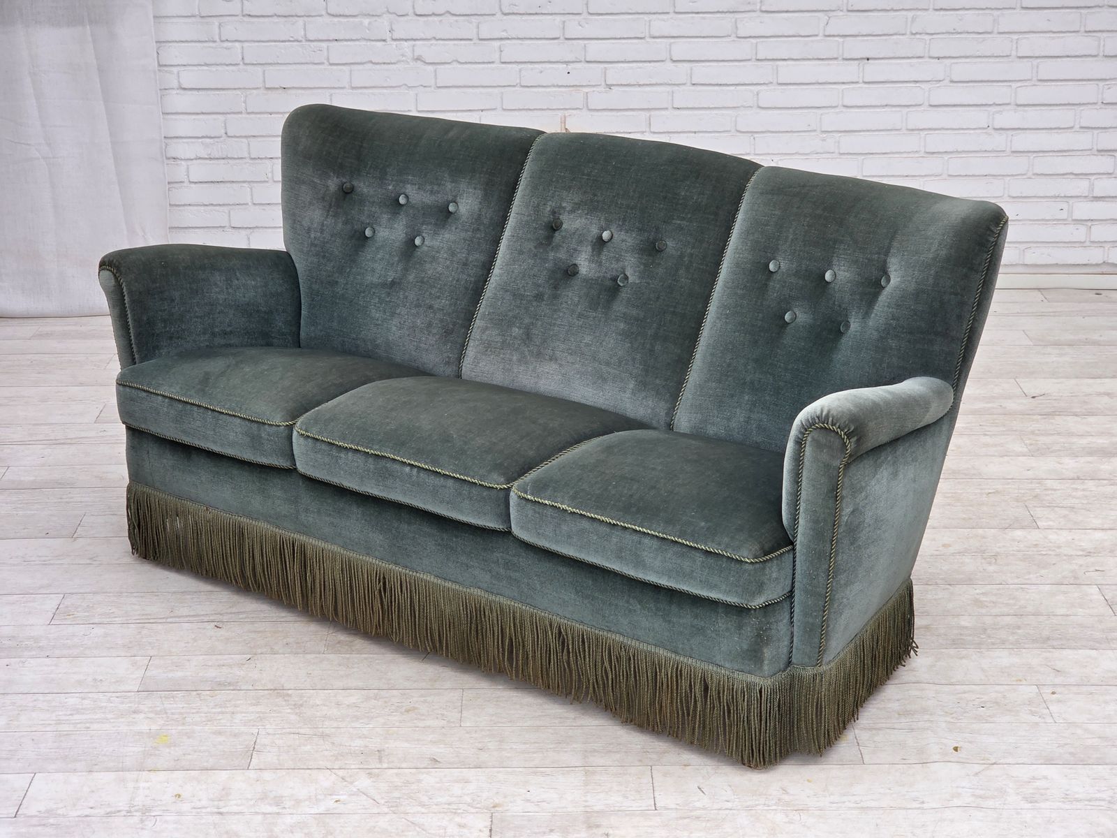 photo vintage 1960s, 3 Seater Danish Sofa, Green Furniture Velour.
