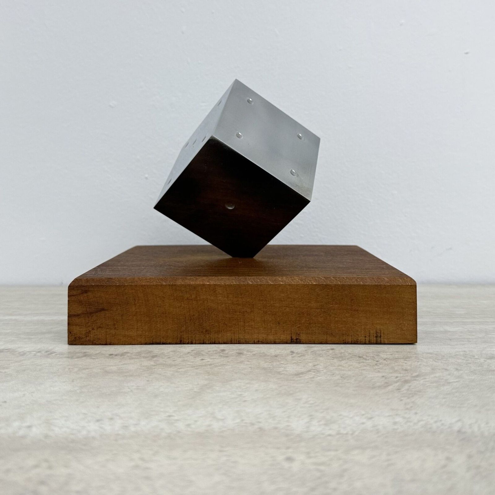 Mid-Century metalen dobbelsteensculptuur met houten voet, jaren 1970