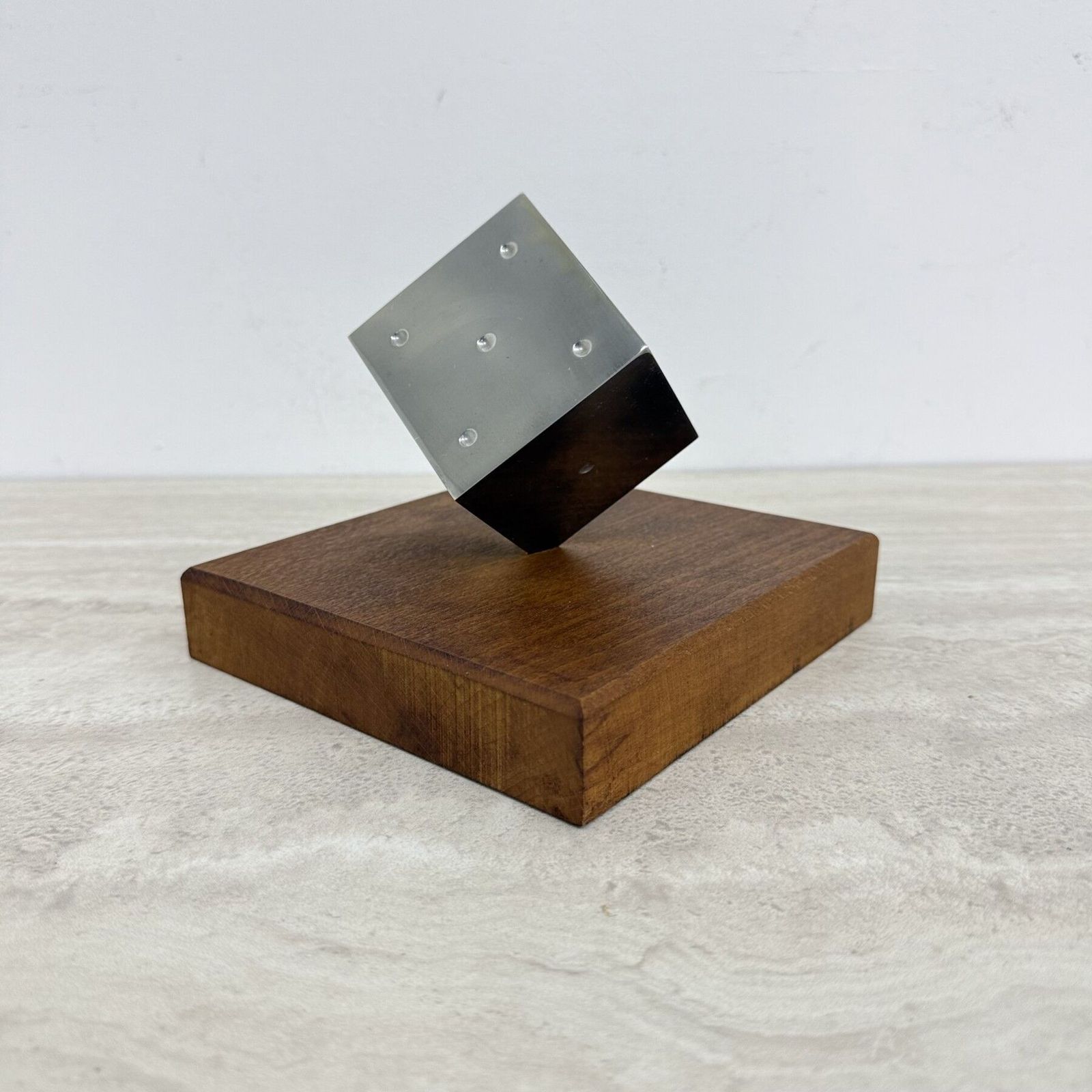 Mid-Century metalen dobbelsteensculptuur met houten voet, jaren 1970 photo furniture