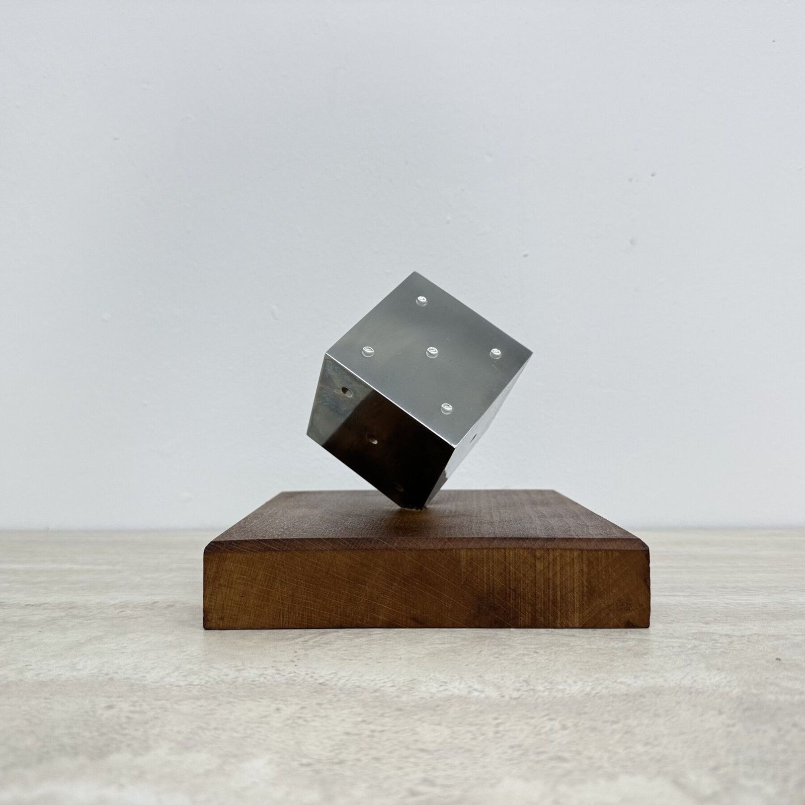 186.0 Sculpture mid-century en métal représentant un dé, socle en bois, années 1970 photo