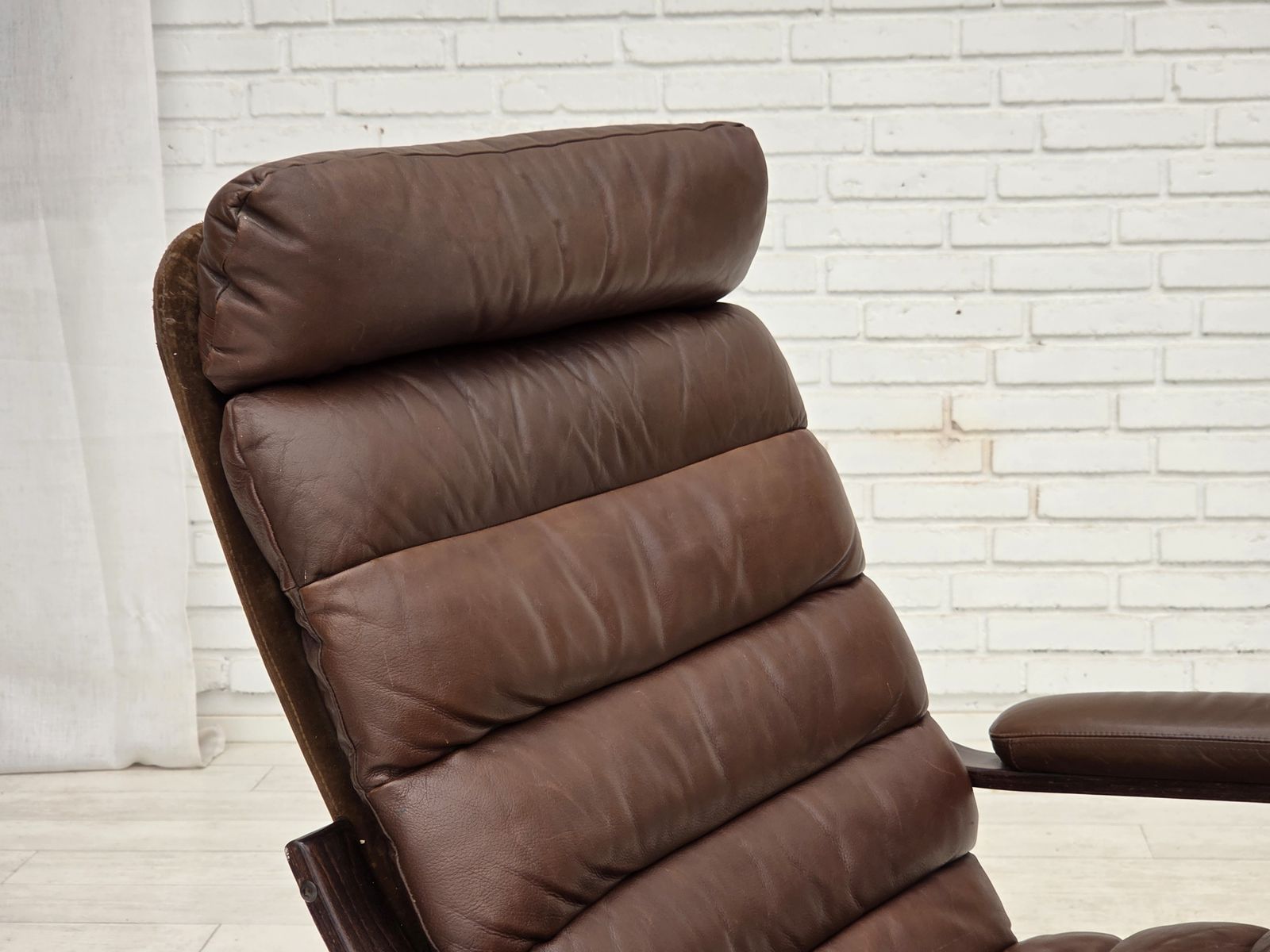 Deense draaifauteuil van Georg Thams, ca. jaren 1970, bruin meubeleer. photo Meubels