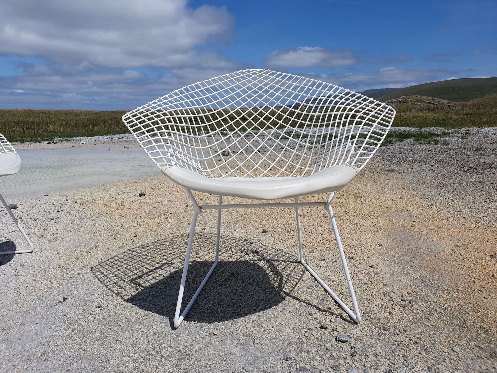 Genuine Harry Bertoia Diamond 421 Chairs. 1970s. 3 Available In White. photo Garden Furniture