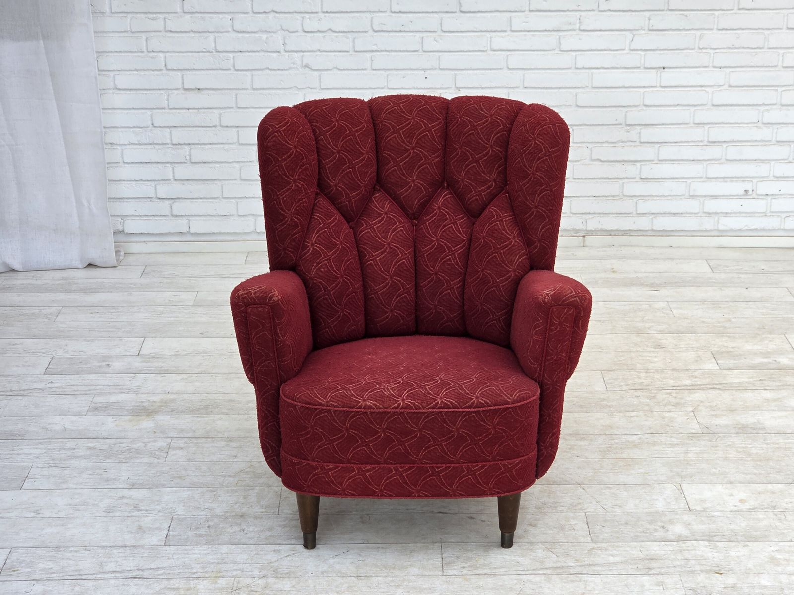 Ca. jaren 1960, Deense fauteuil, rode meubelstof. photo vintage