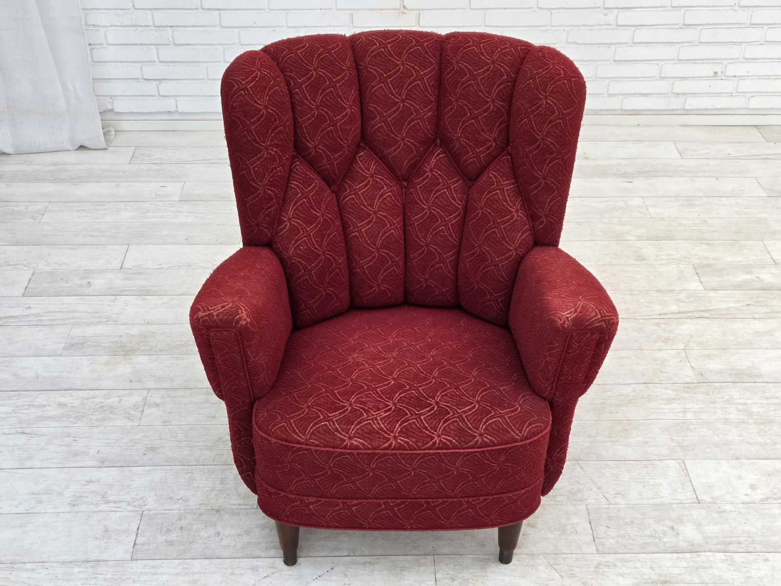 photo for sale Ca. jaren 1960, Deense fauteuil, rode meubelstof.