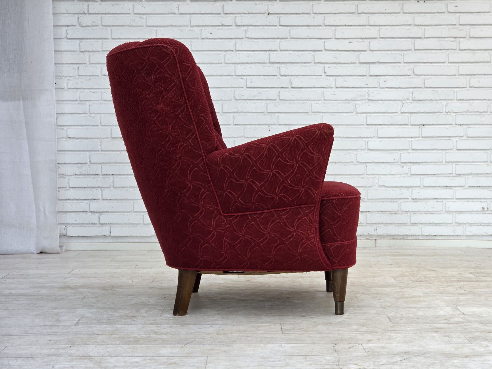 Meubels Ca. jaren 1960, Deense fauteuil, rode meubelstof. photo