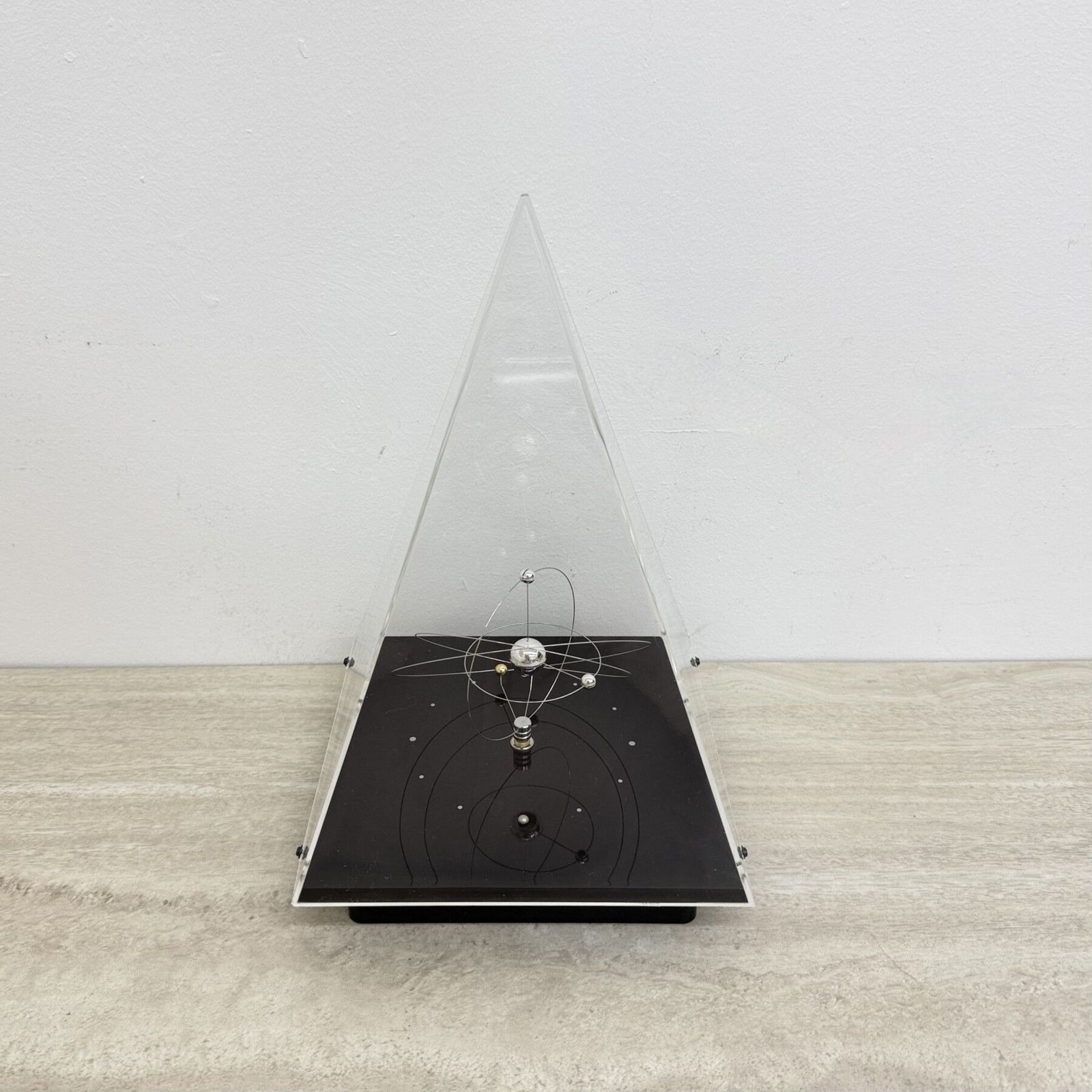 Jeco Planetary Orbit Solar System bureauklok, jaren 1980, Japan photo furniture