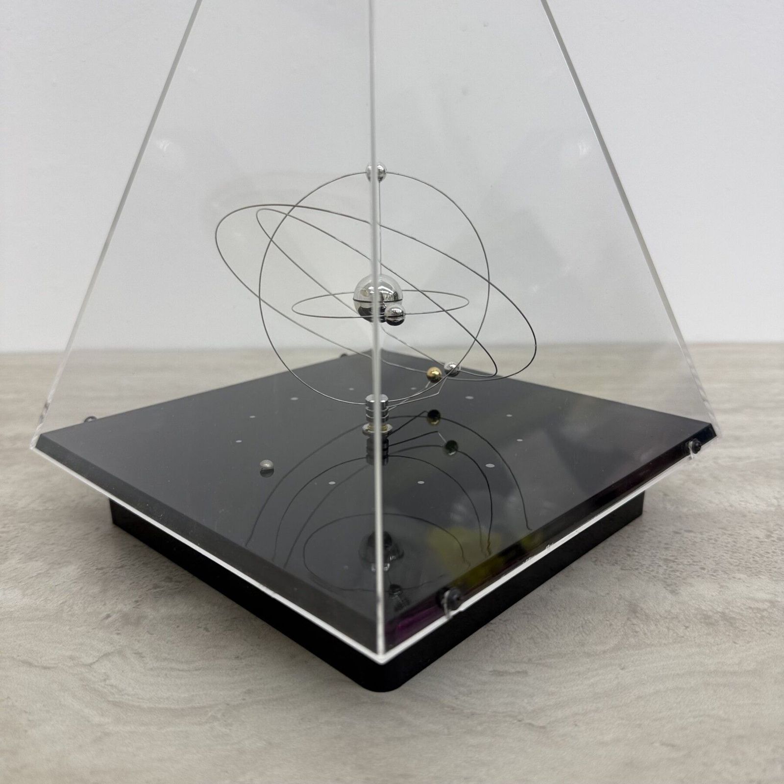 photo vintage Jeco Planetary Orbit Solar System bureauklok, jaren 1980, Japan