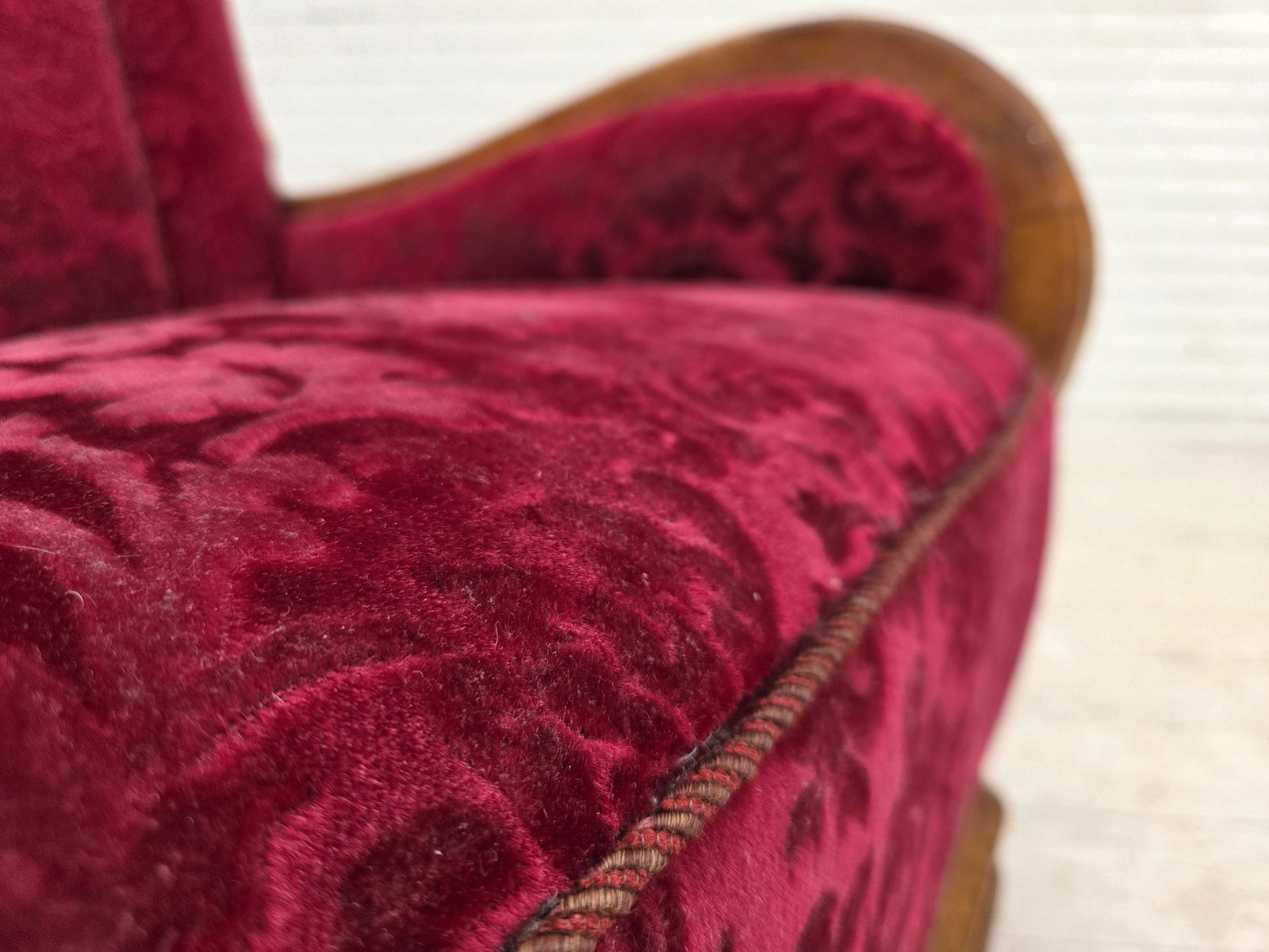 Jaren 1950, Deense relaxfauteuil, rood meubelvelours, eikenhout. photo vinterior