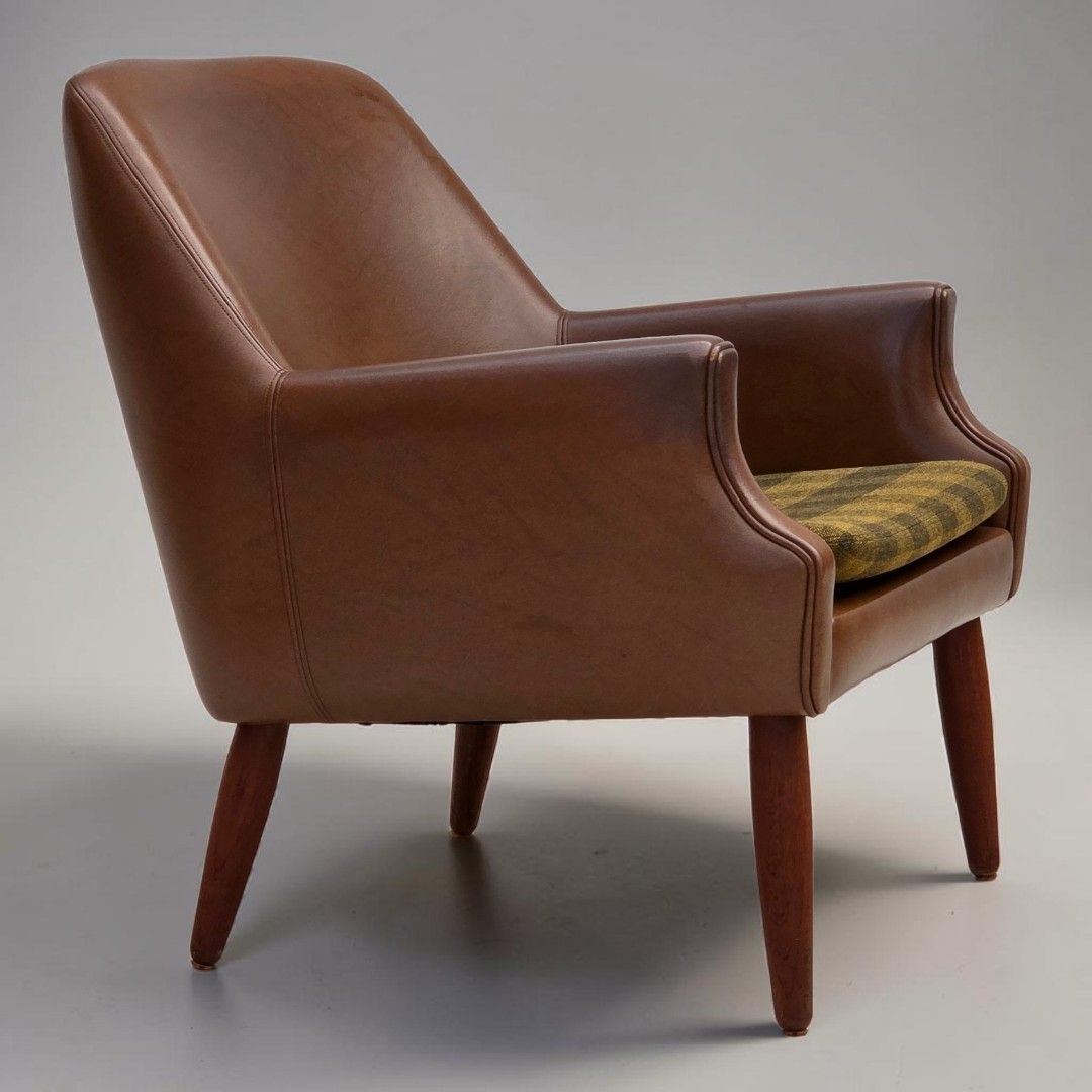 Deense fauteuil, jaren 1970. Kunstleer, teakhouten poten.