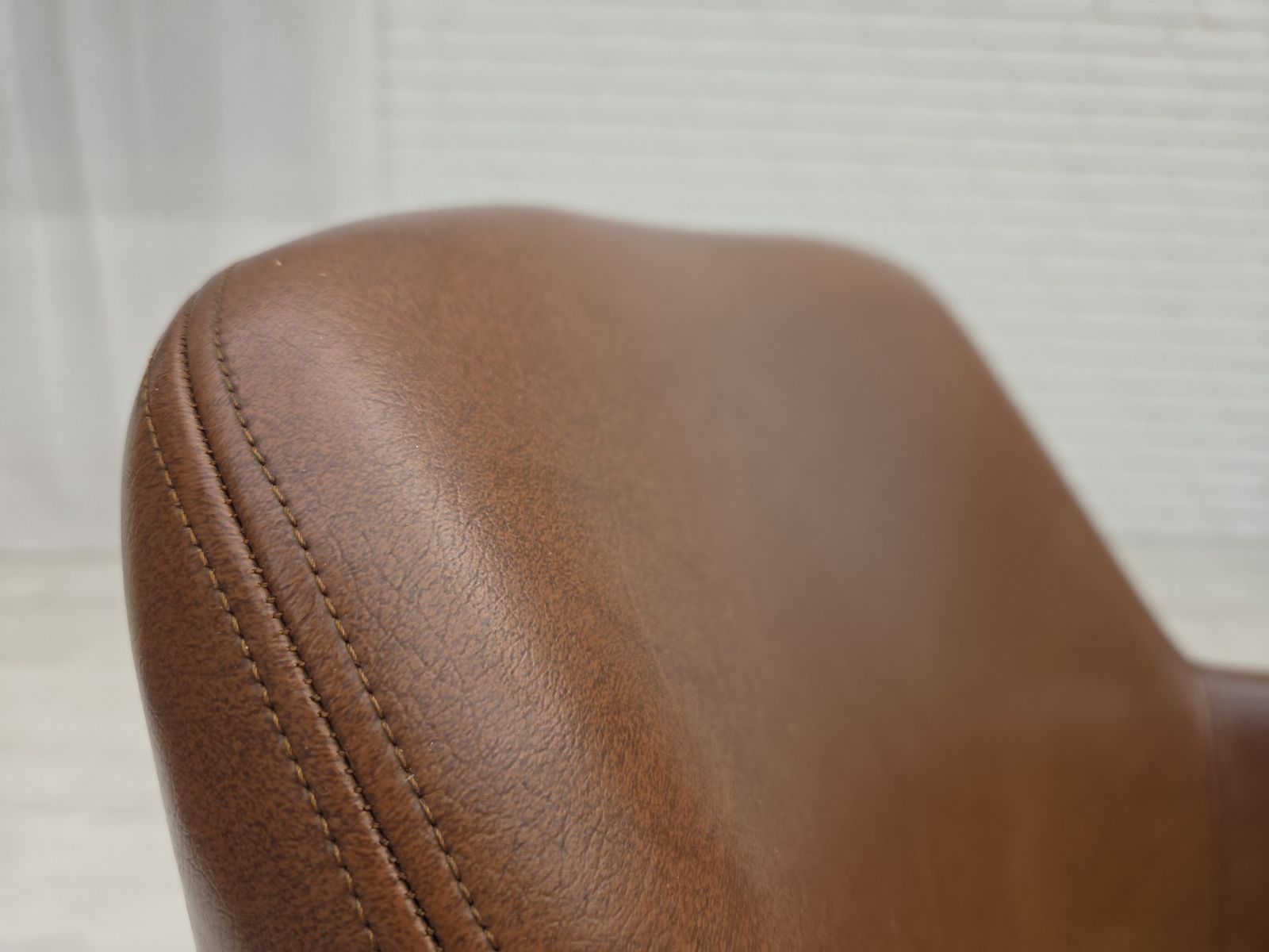 Deense fauteuil, jaren 1970. Kunstleer, teakhouten poten. photo vinterior