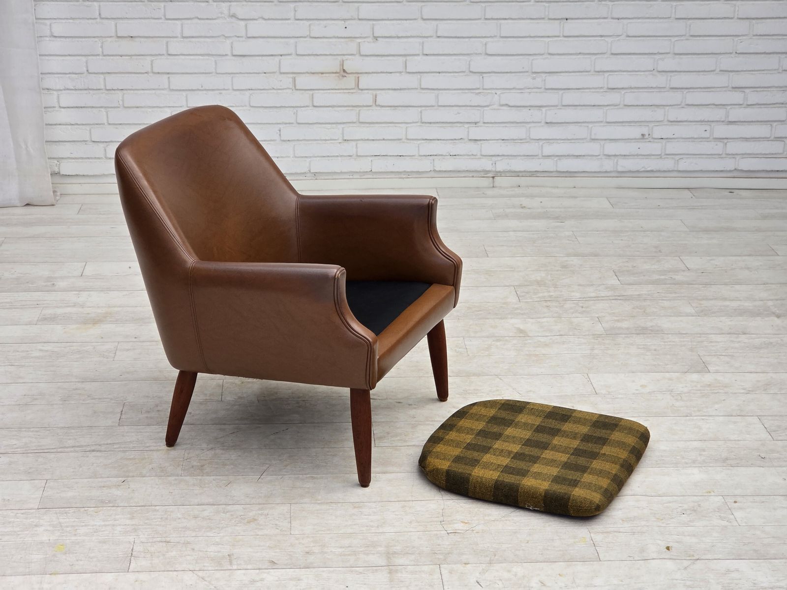 Deense fauteuil, jaren 1970. Kunstleer, teakhouten poten. photo buy