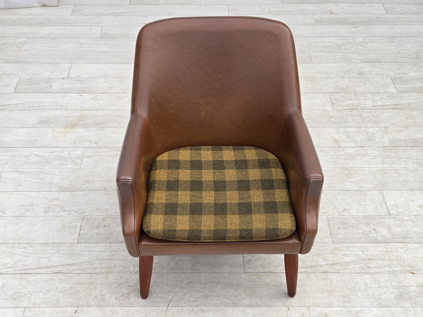 photo furniture Deense fauteuil, jaren 1970. Kunstleer, teakhouten poten.