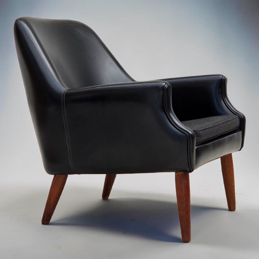 Jaren 1970, Deense fauteuil, kunstleer, teakhouten poten.