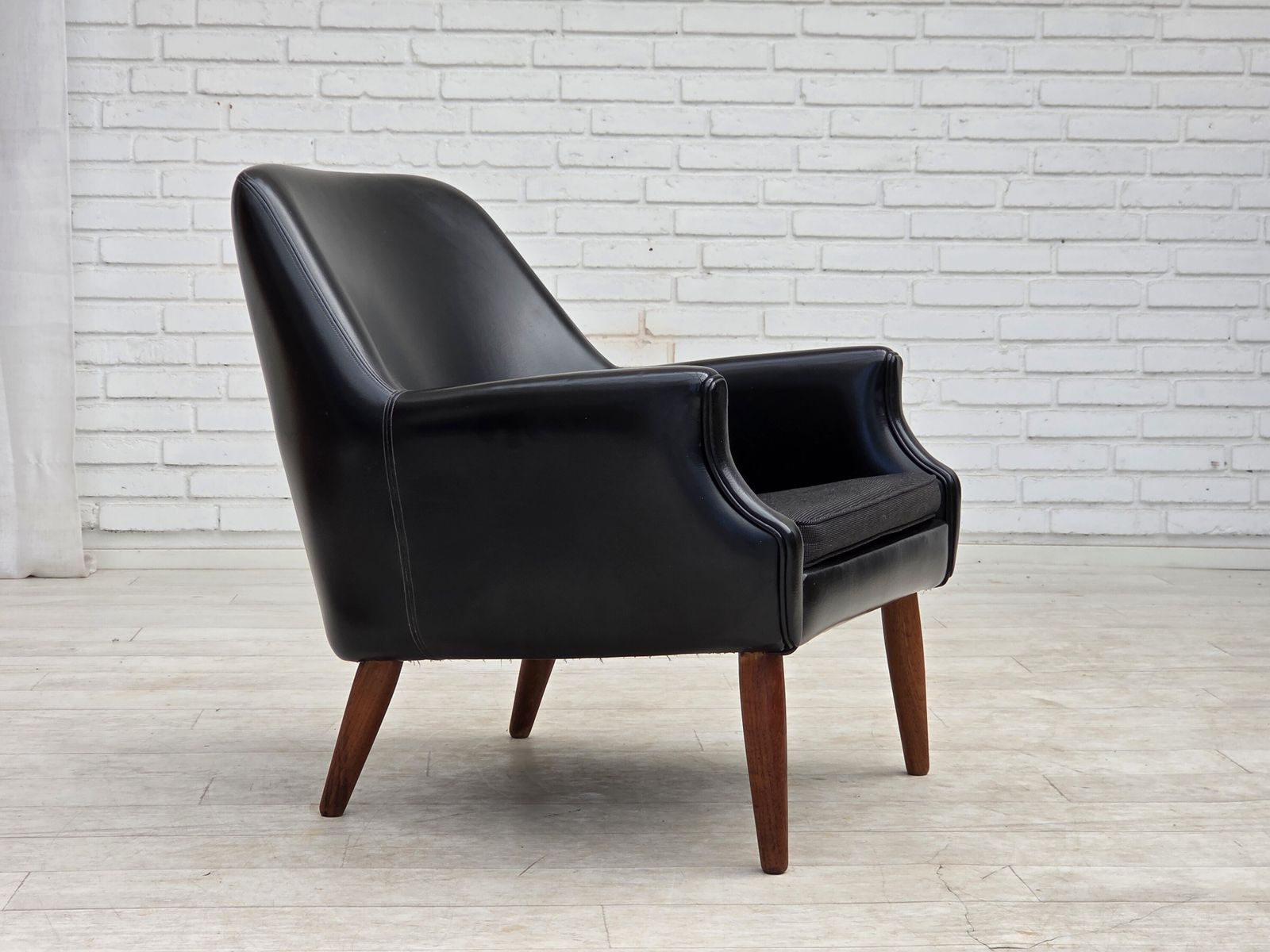 Jaren 1970, Deense fauteuil, kunstleer, teakhouten poten. photo furniture