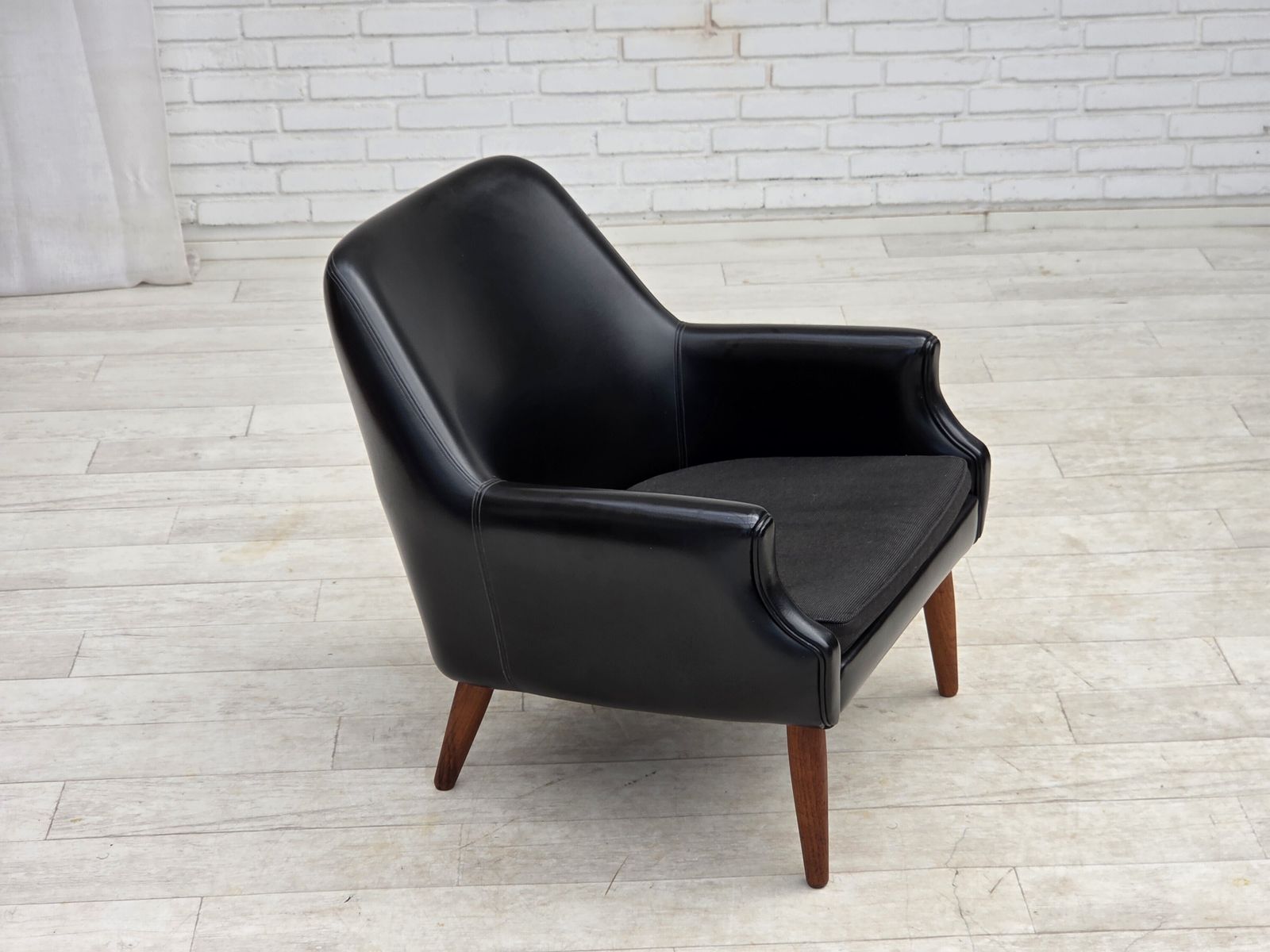 Jaren 1970, Deense fauteuil, kunstleer, teakhouten poten. photo for sale