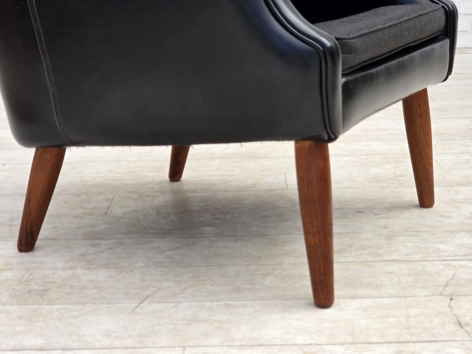 Jaren 1970, Deense fauteuil, kunstleer, teakhouten poten. photo 750.0