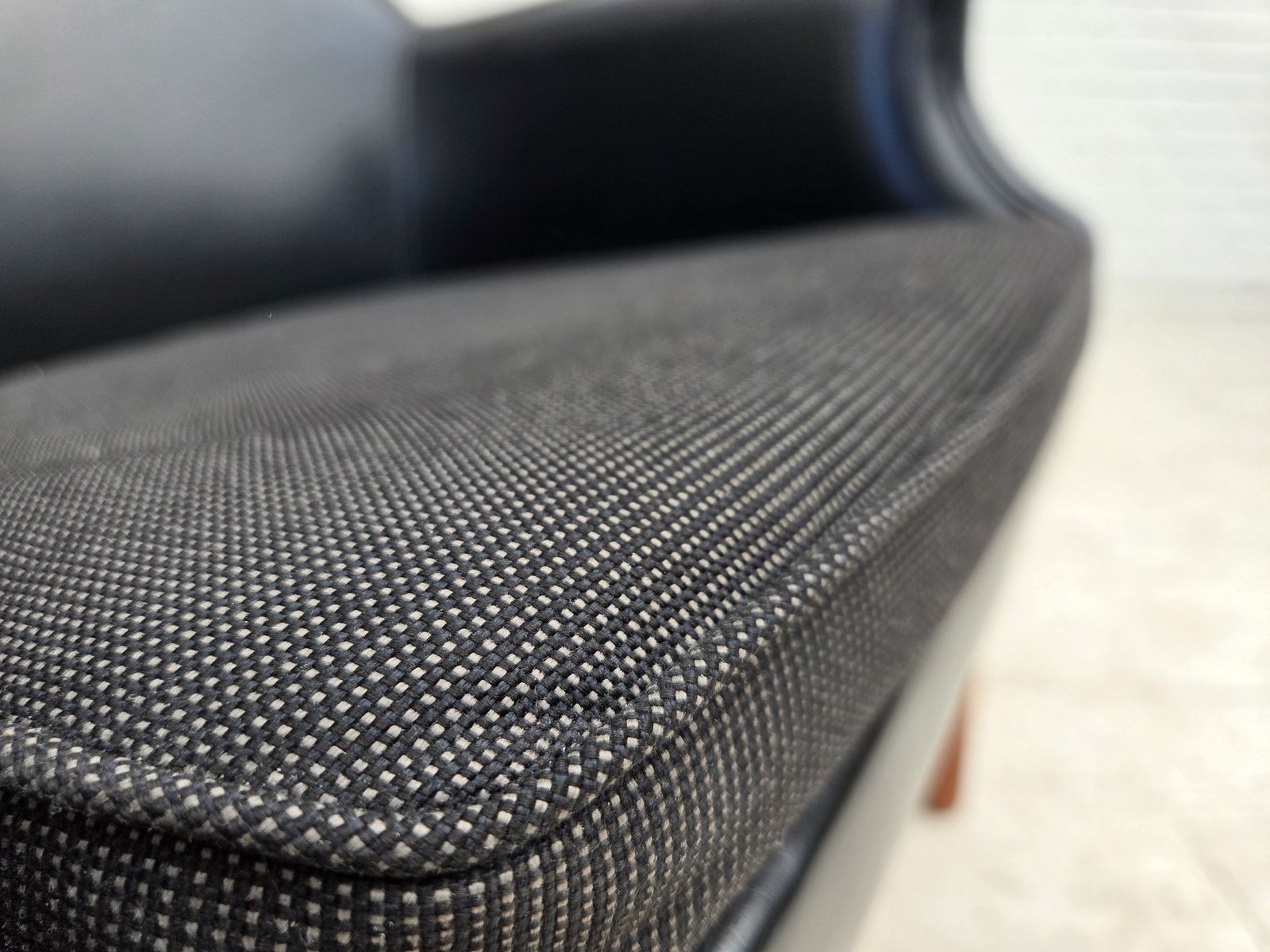 Jaren 1970, Deense fauteuil, kunstleer, teakhouten poten. photo vinterior