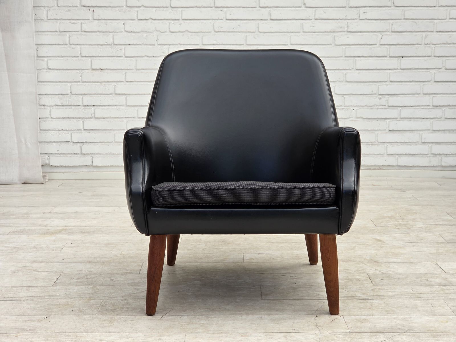 photo furniture Jaren 1970, Deense fauteuil, kunstleer, teakhouten poten.