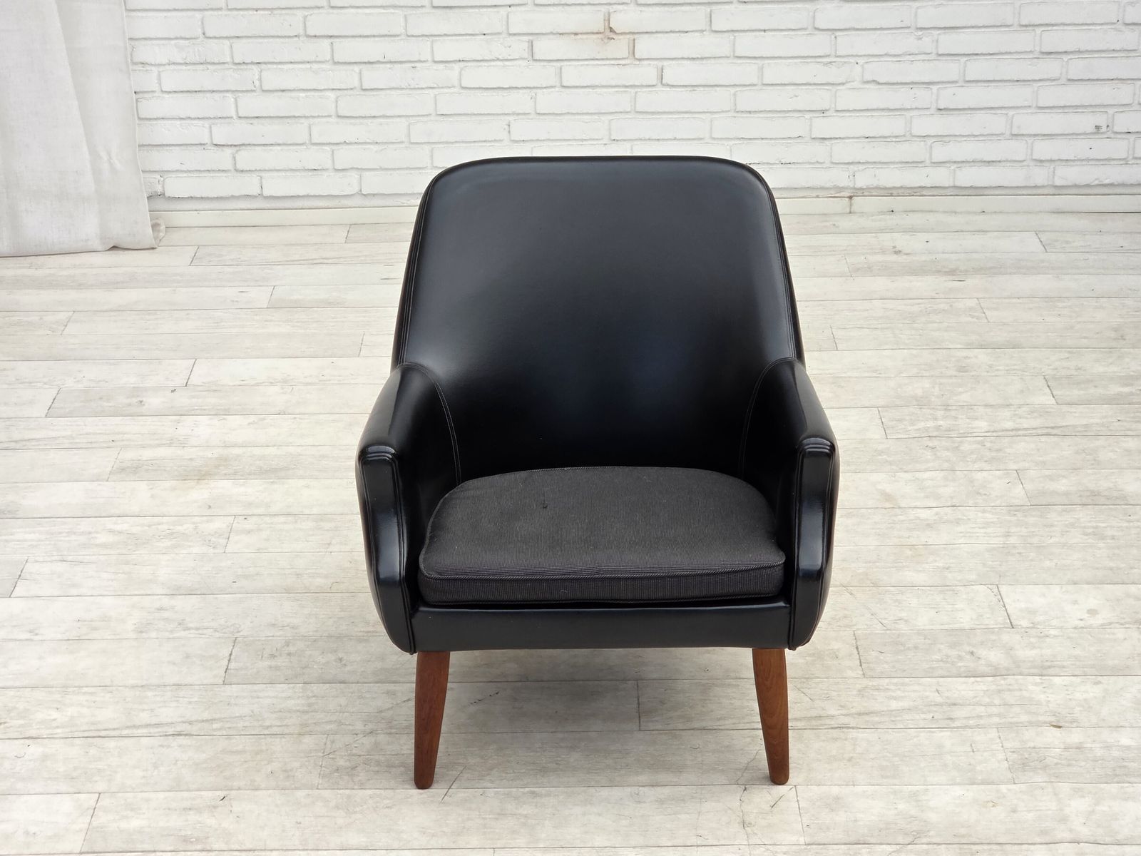 photo for sale Jaren 1970, Deense fauteuil, kunstleer, teakhouten poten.