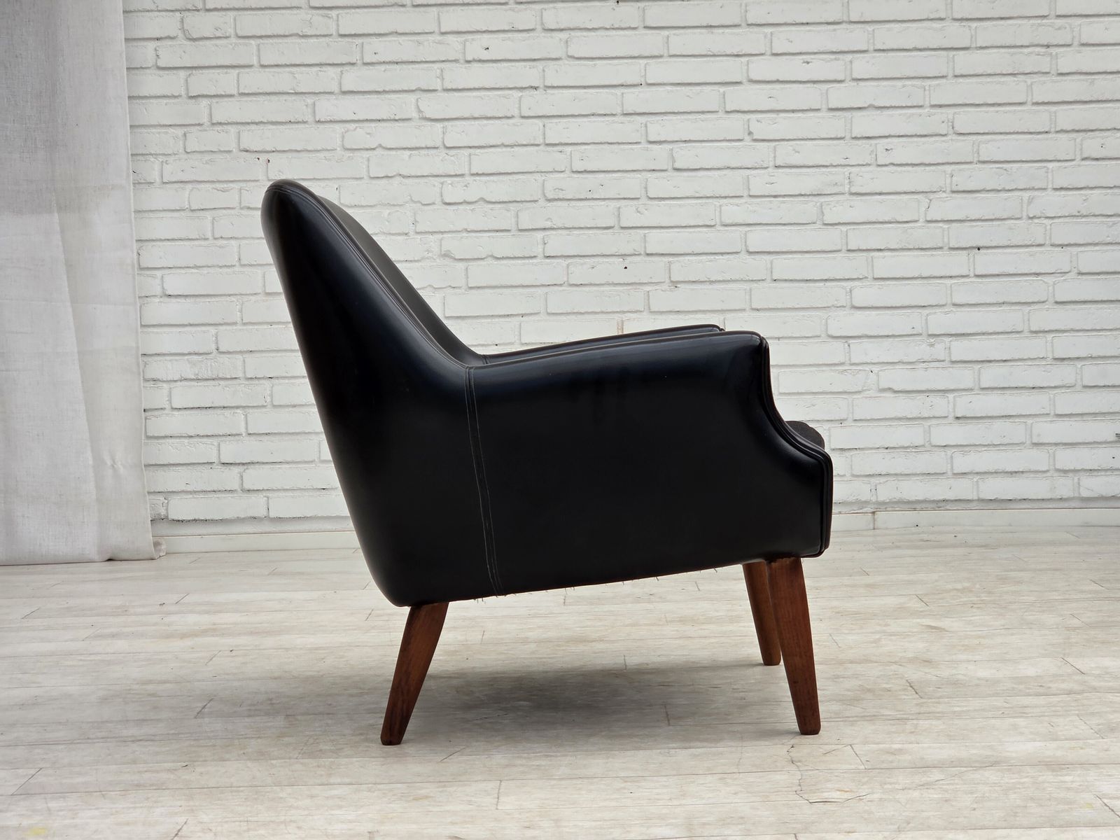 750.0 Jaren 1970, Deense fauteuil, kunstleer, teakhouten poten. photo