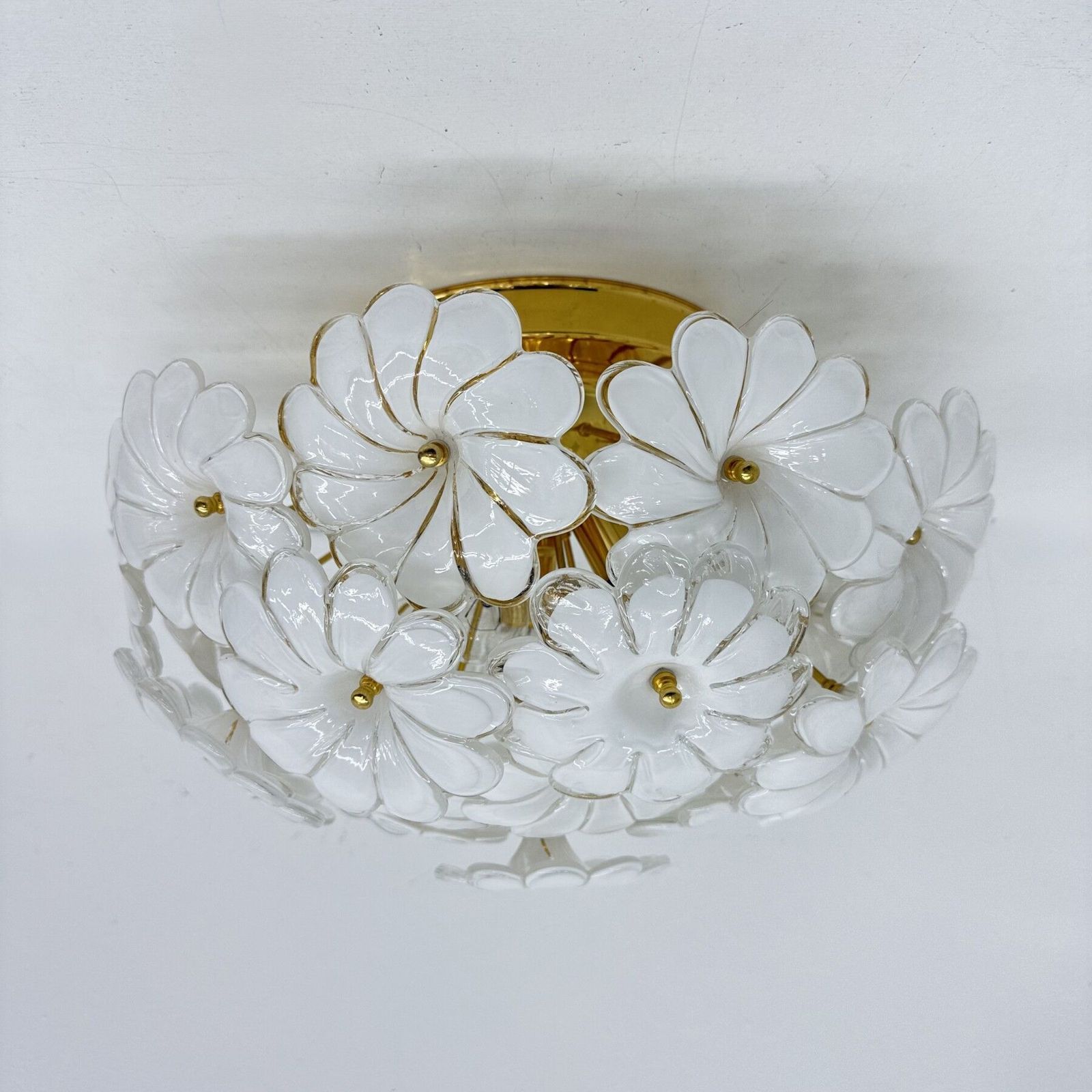 photo furniture Murano White Glass Floral Italian Ceiling Lamp Flush Mount, jaren 1970