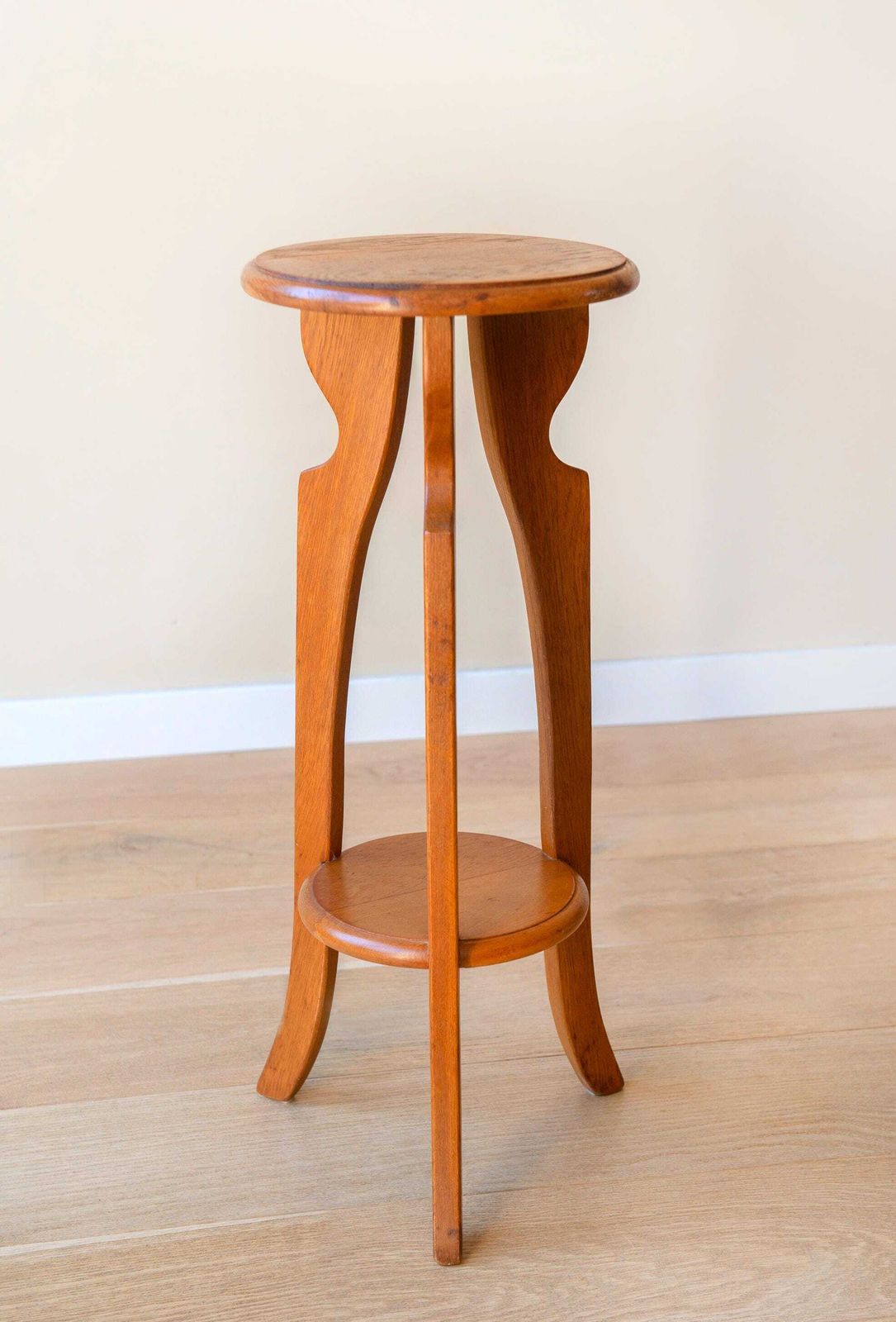 photo furniture Vintage Art Deco plantentafel   Ronde houten étagère   Twee niveaus   Gebogen houten presentatietafel