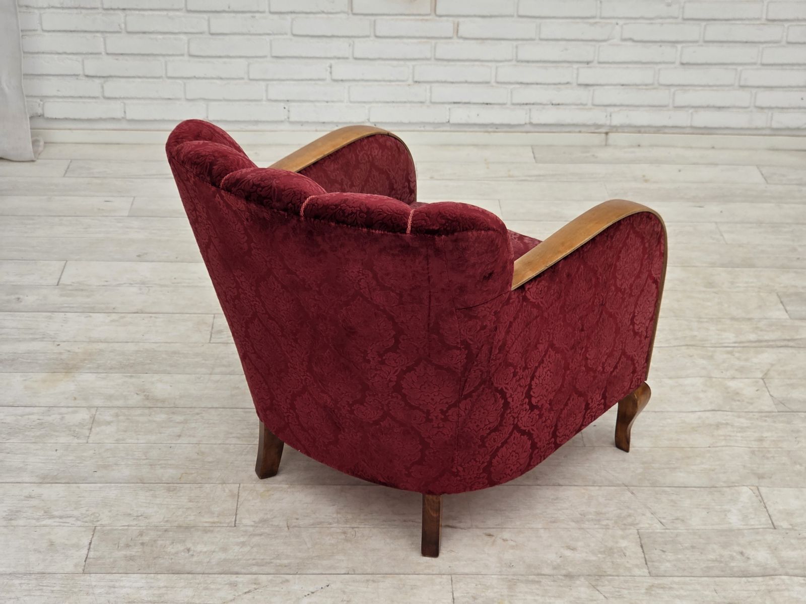 photo vinterior Ca. jaren 1960, Deense fauteuil, kersrood meubelvelours.