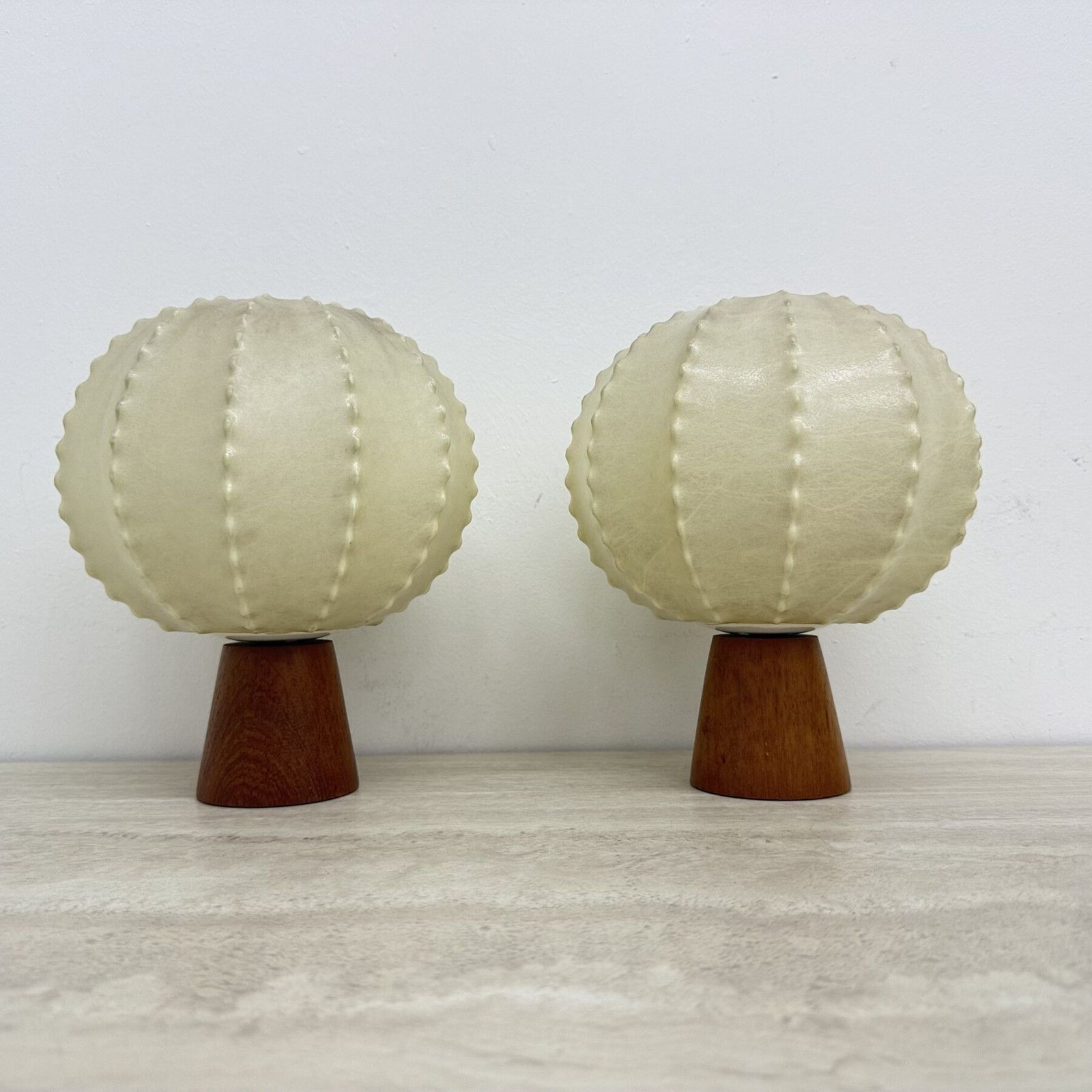 Paar Goldkant Leuchten Cocoon tafellampen met teakhouten voet, jaren 1970