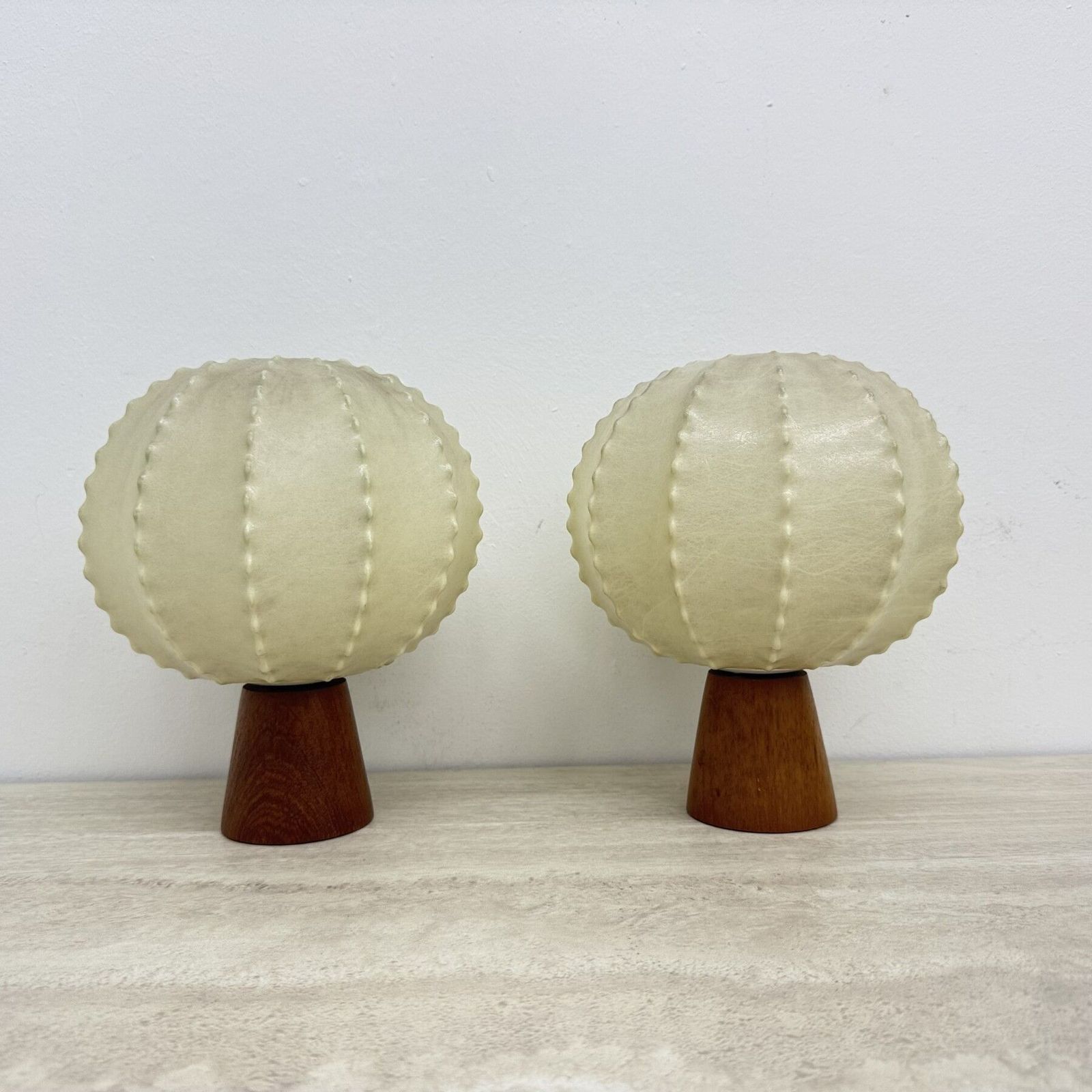 Paar Goldkant Leuchten Cocoon tafellampen met teakhouten voet, jaren 1970 photo buy