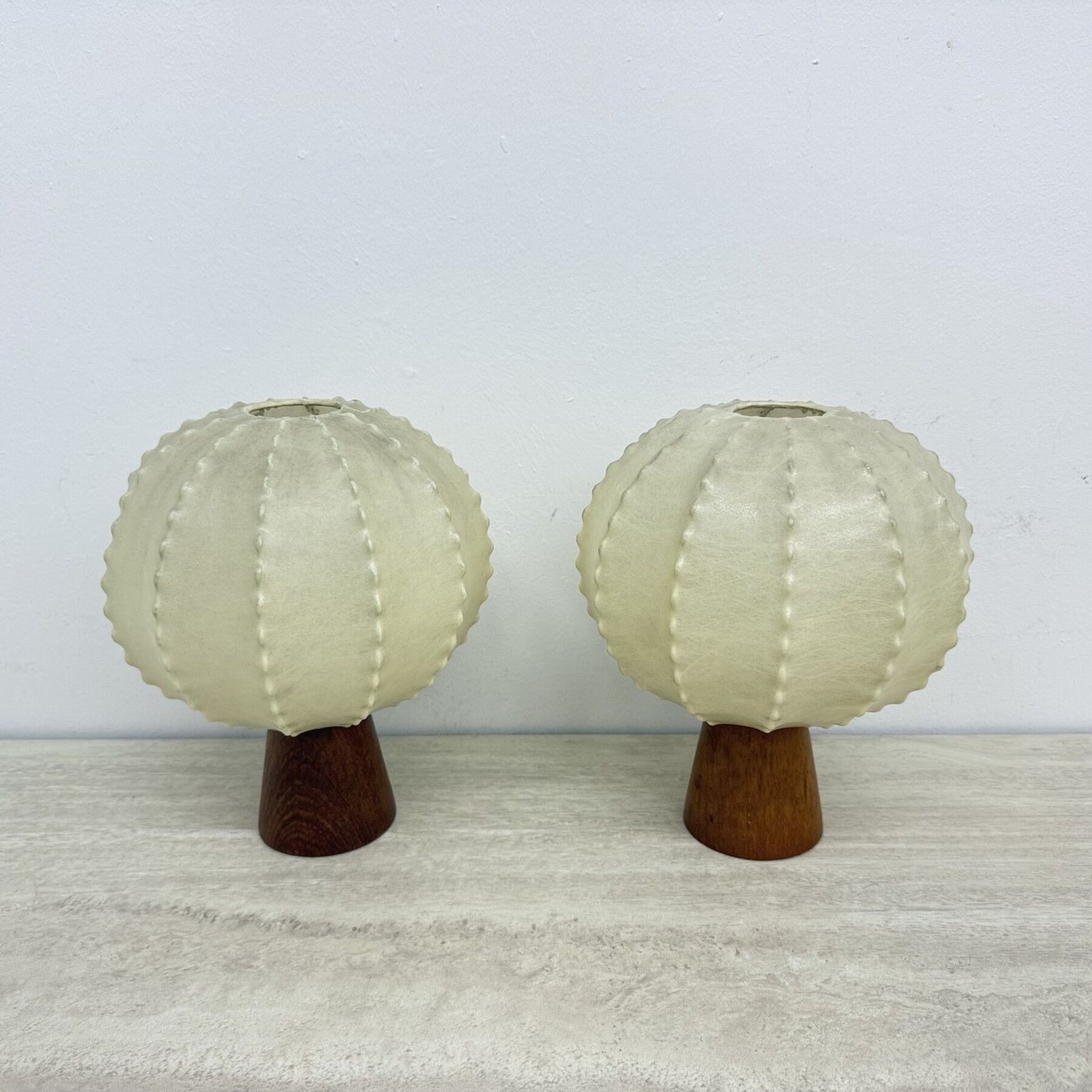photo vintage Paar Goldkant Leuchten Cocoon tafellampen met teakhouten voet, jaren 1970