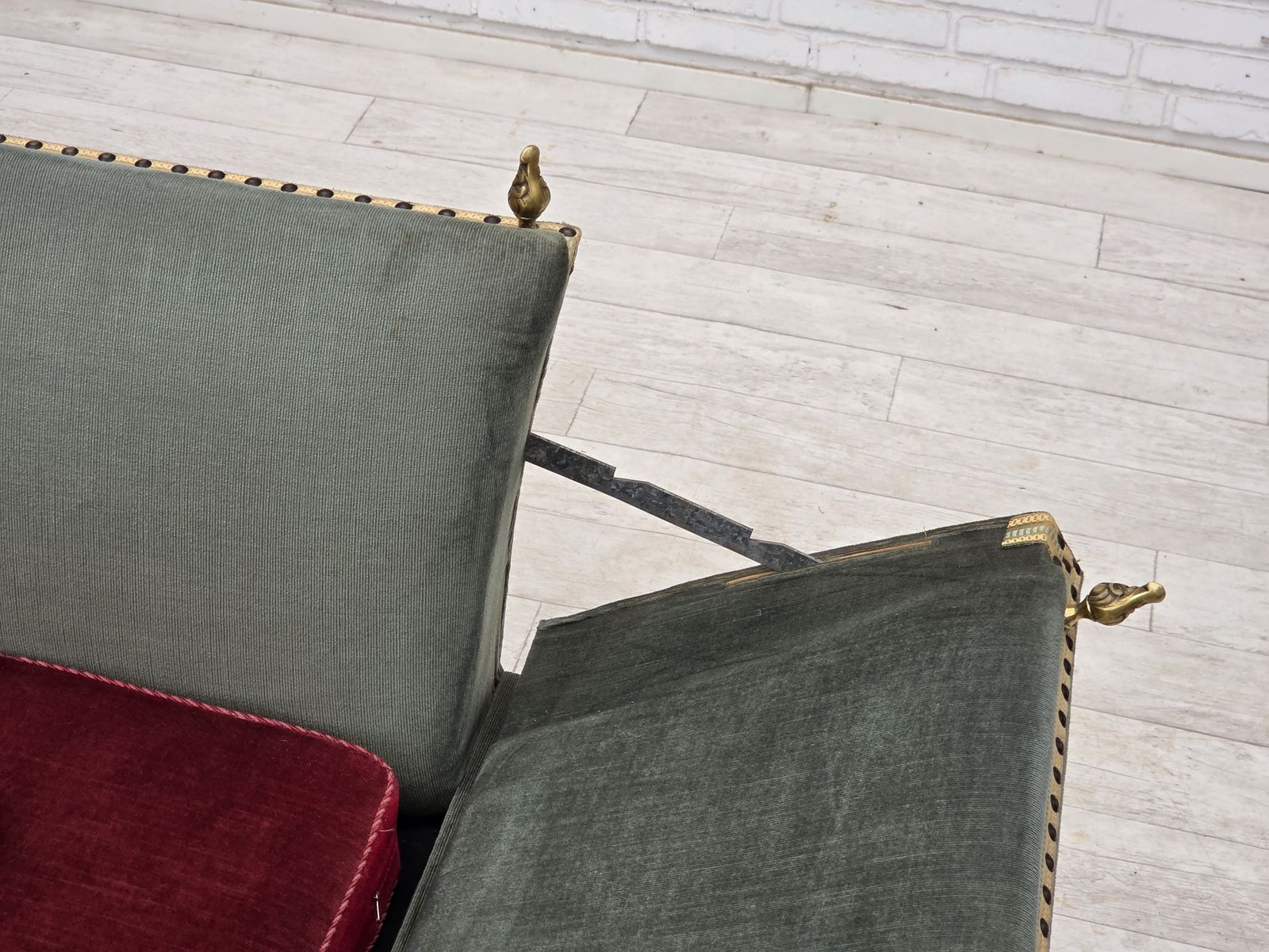 photo furniture Deens 2-zits "Spanish" sofa met neerklapbare armleuningen, jaren 1970, groen en rood velours.