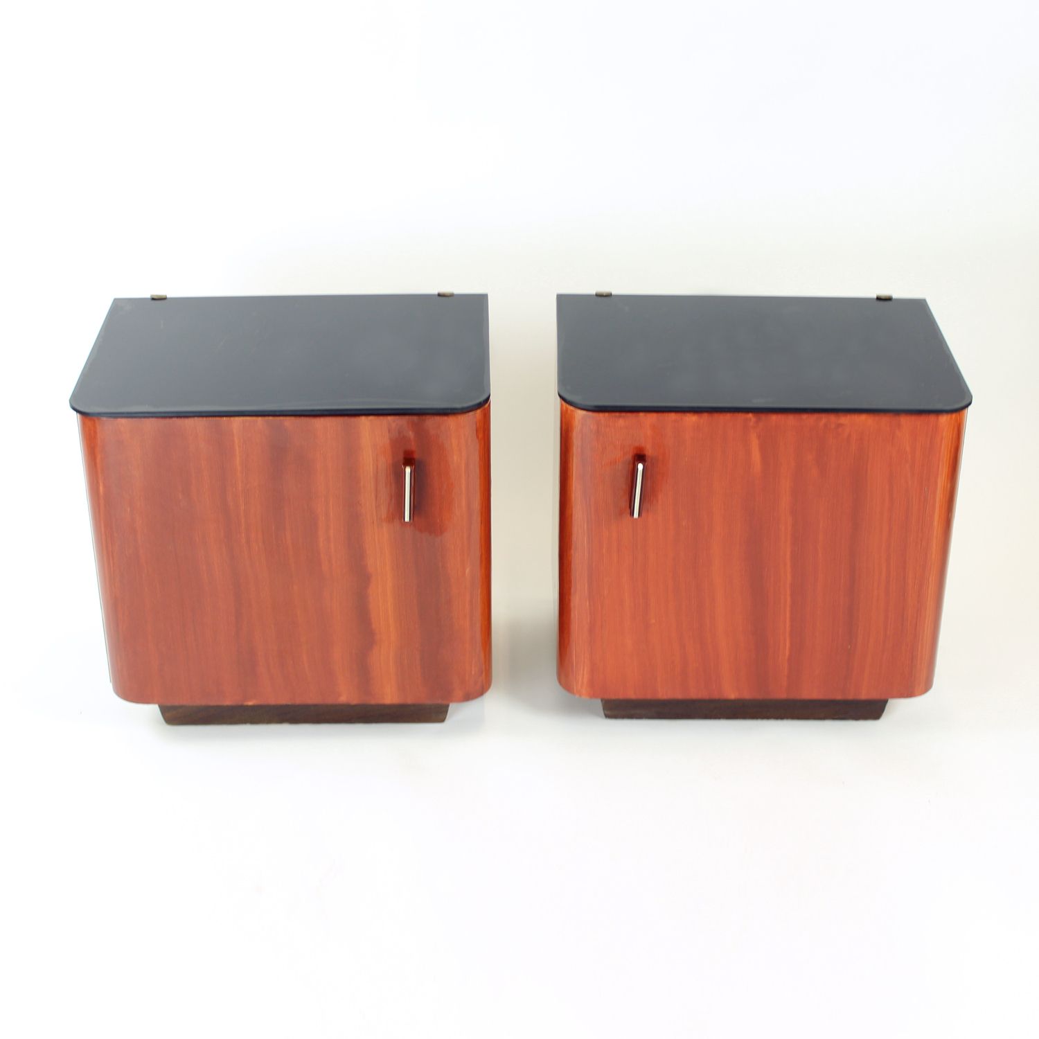 Set van 2 nachtkastjes met zwart glas, Tsjecho-Slowakije, jaren 1960