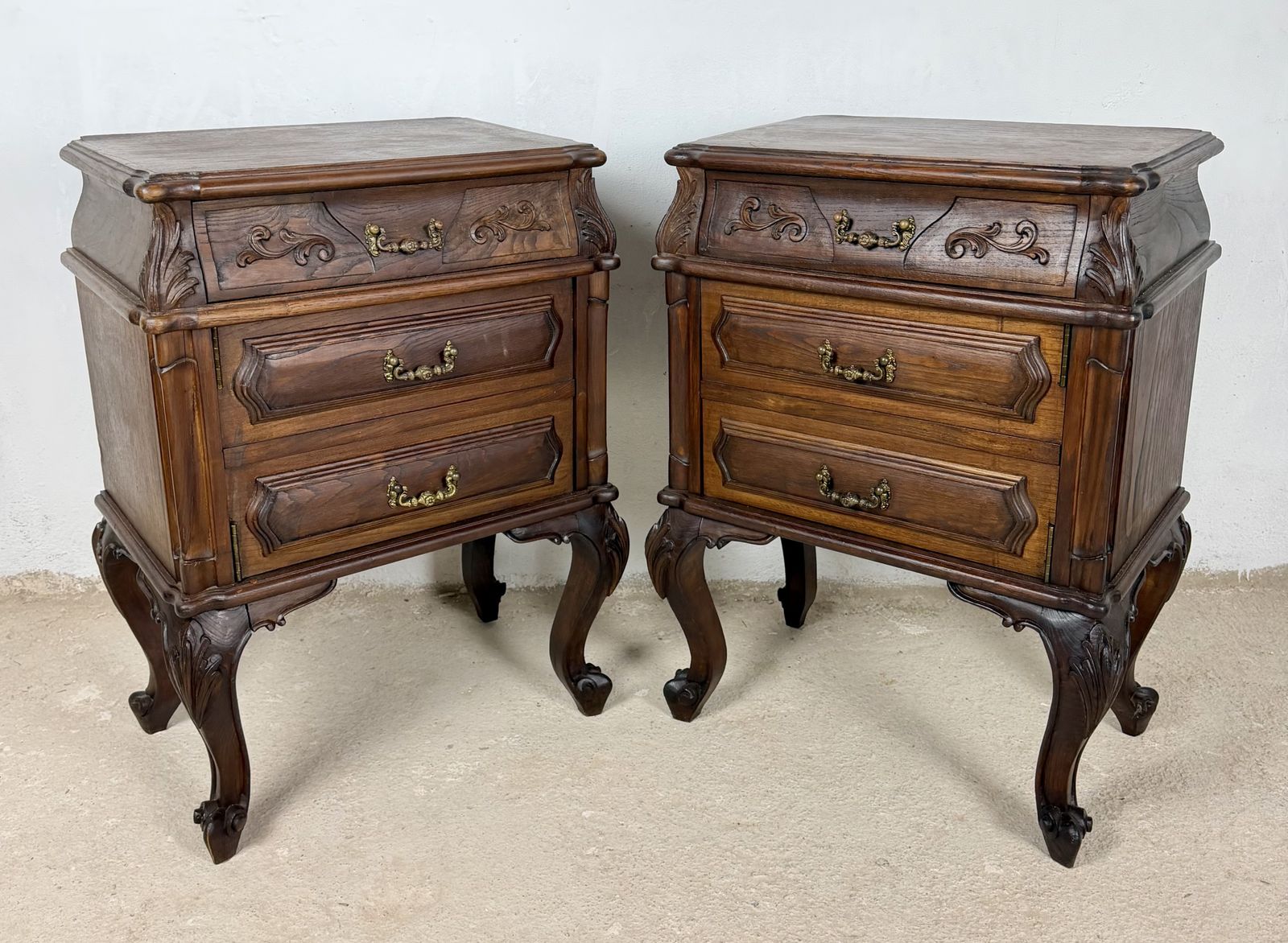 Paar Franse Louis XV-stijl houten nachtkastjes, 20e eeuw photo Meubels