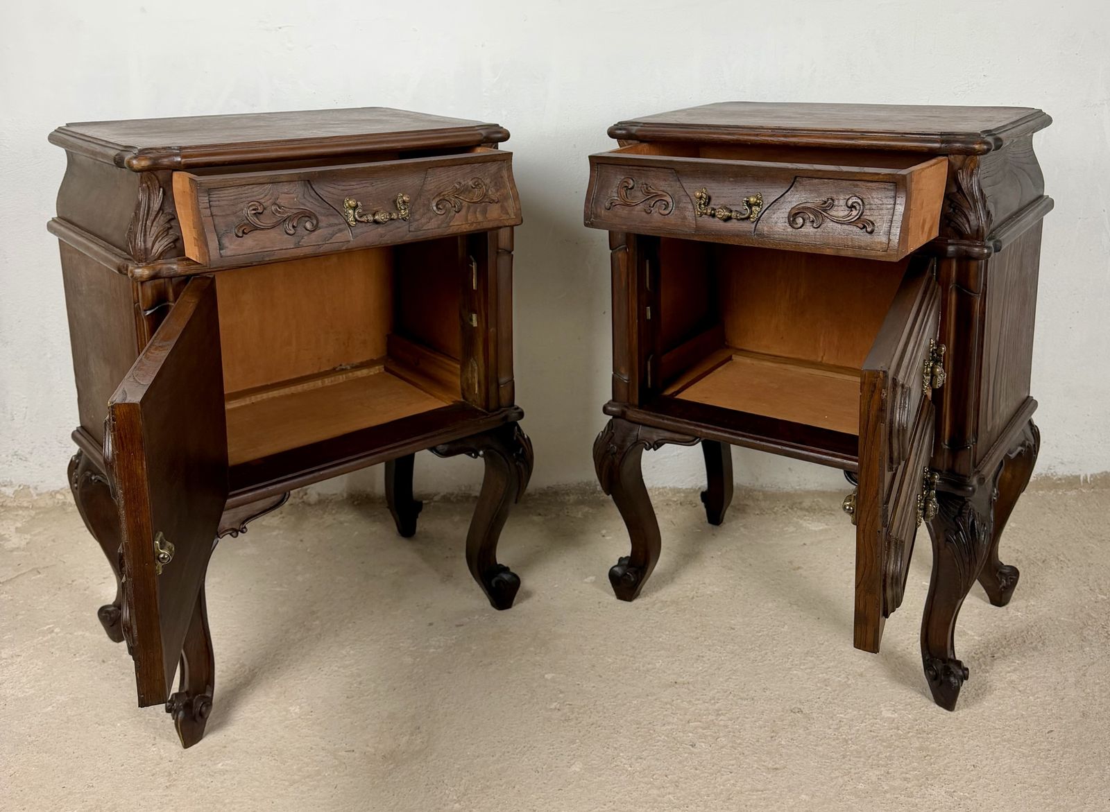 Paar Franse Louis XV-stijl houten nachtkastjes, 20e eeuw photo buy